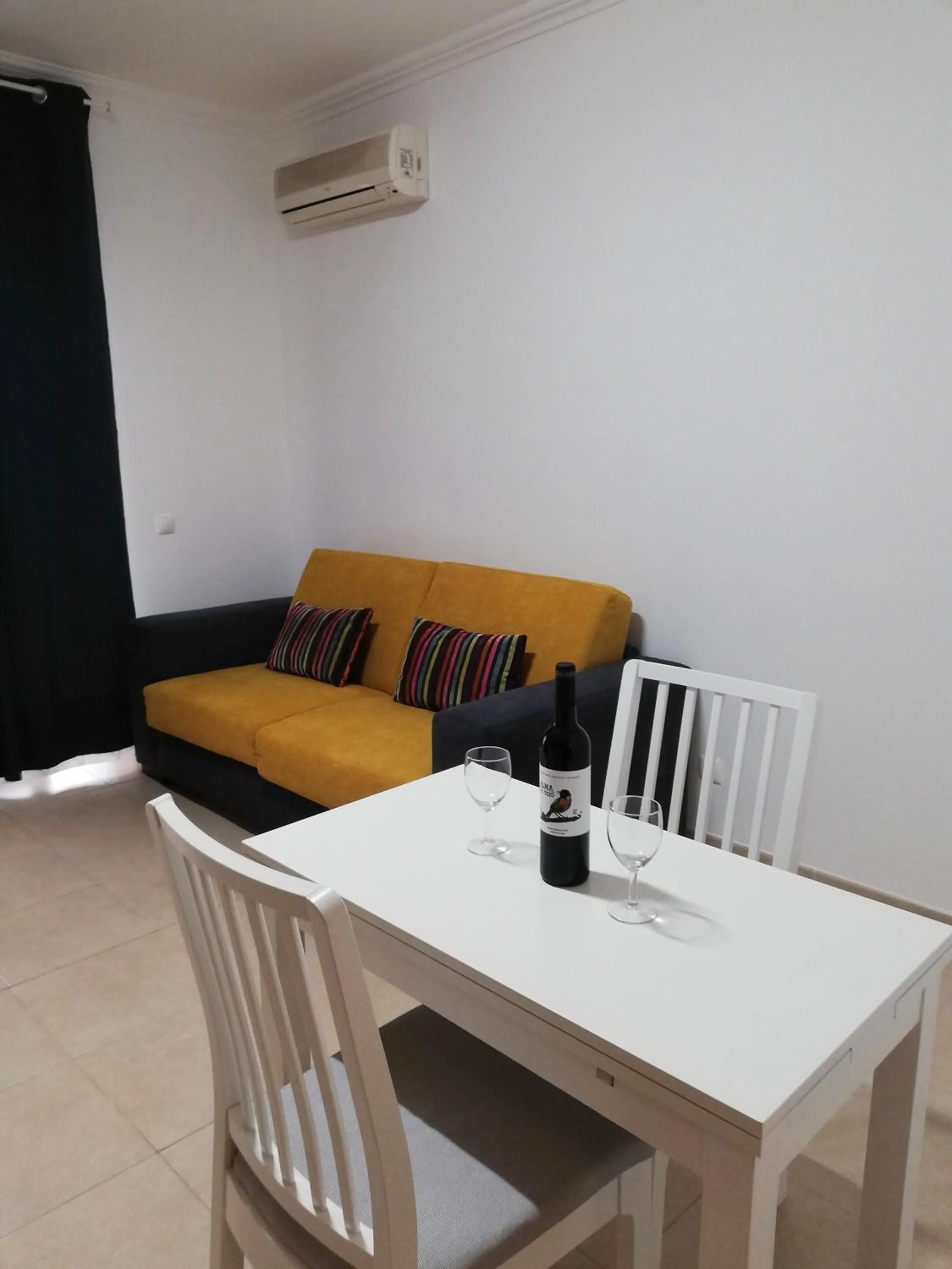 Living room in Flamingo Apartment