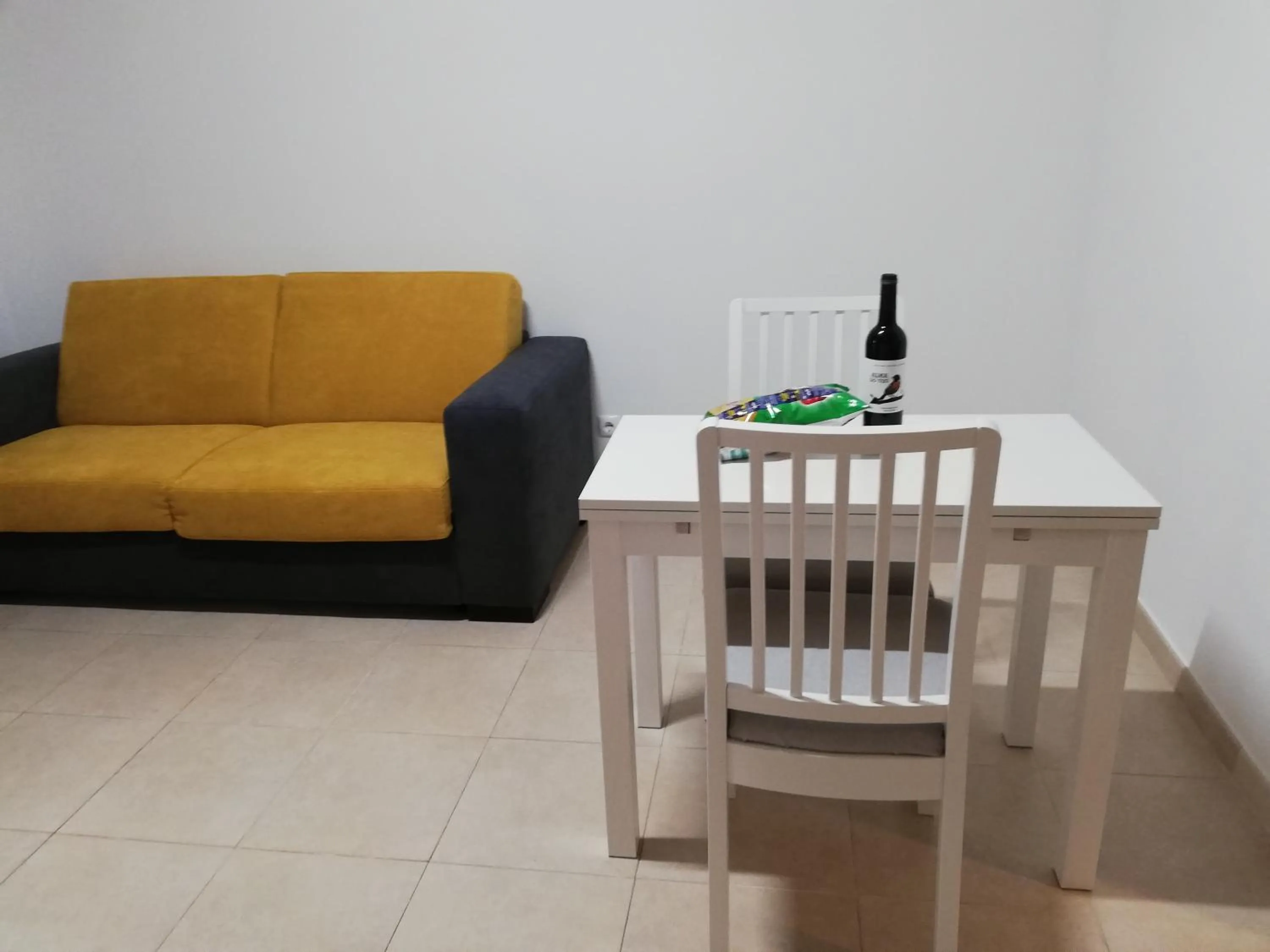 Living room in Flamingo Apartment