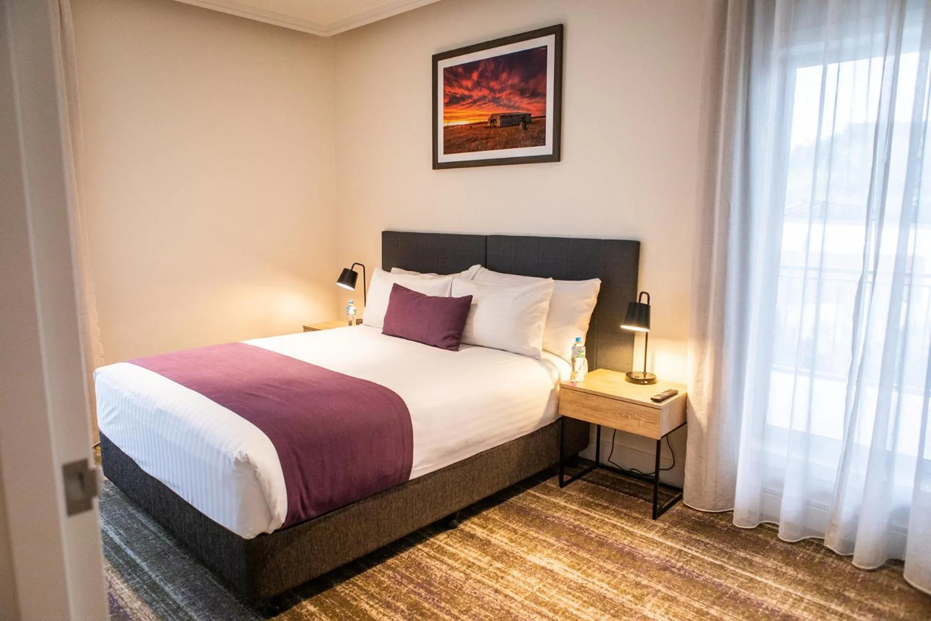 Bedroom, Bed in Porter's Plainland Hotel