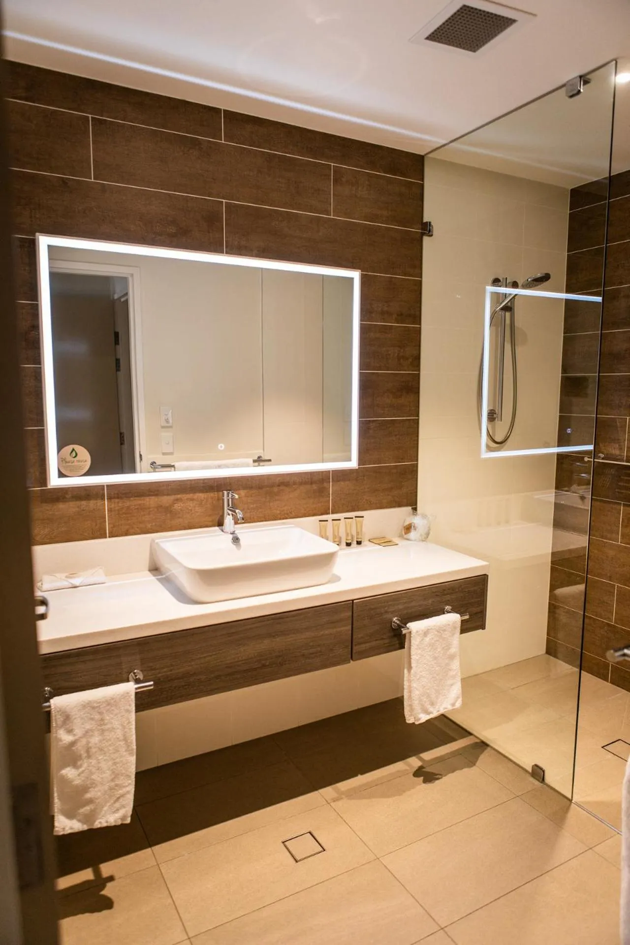 Bathroom in Porter's Plainland Hotel