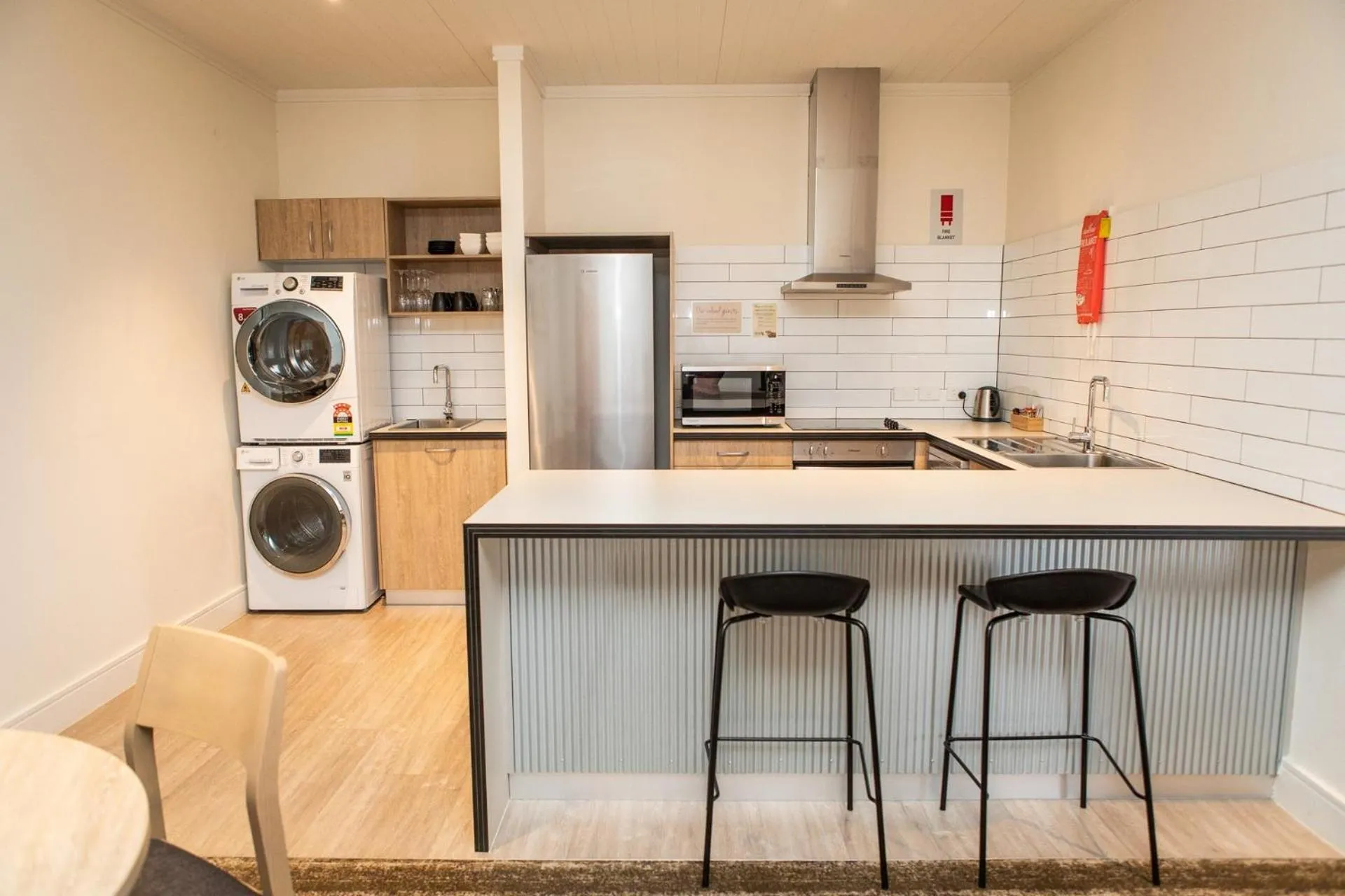 Kitchen or kitchenette in Porter's Plainland Hotel