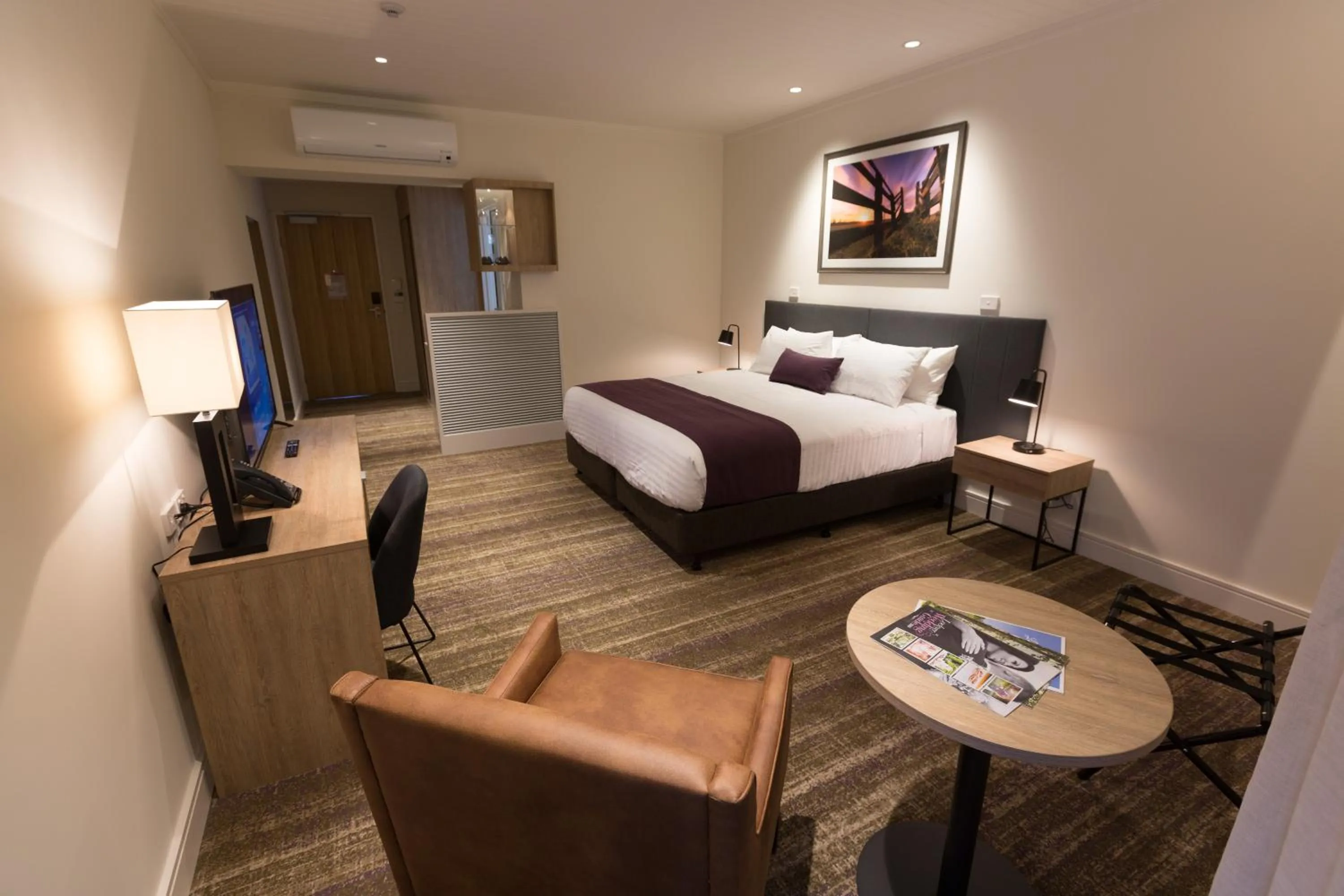 Photo of the whole room, Bed in Porter's Plainland Hotel