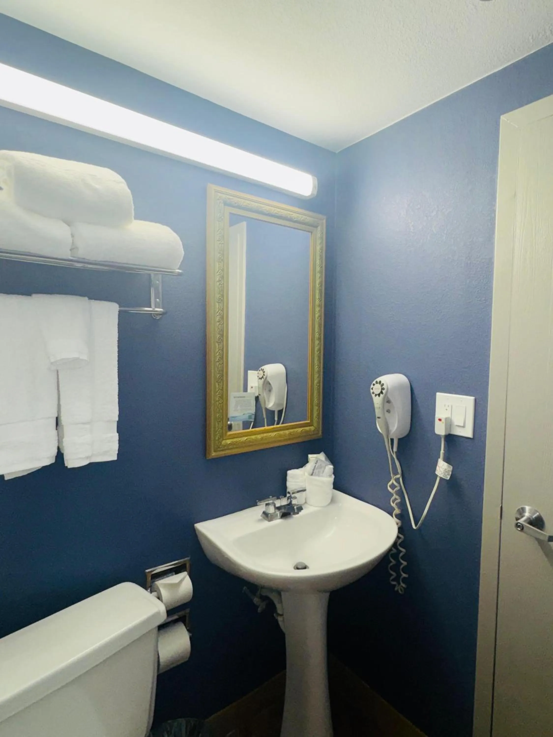 Bathroom in La Quinta by Wyndham Stamford / New York City