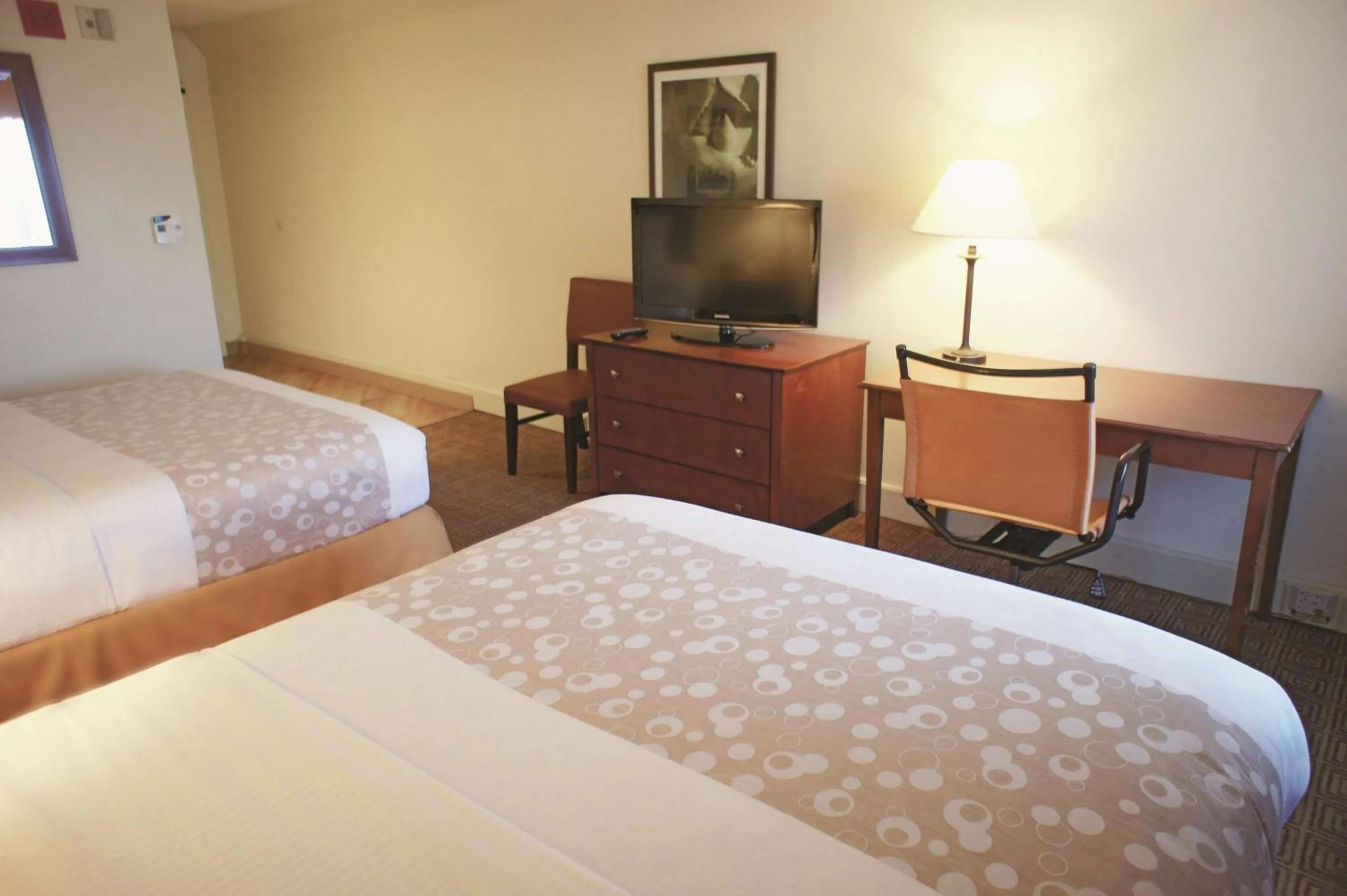 Photo of the whole room, Bed in La Quinta by Wyndham Stamford / New York City