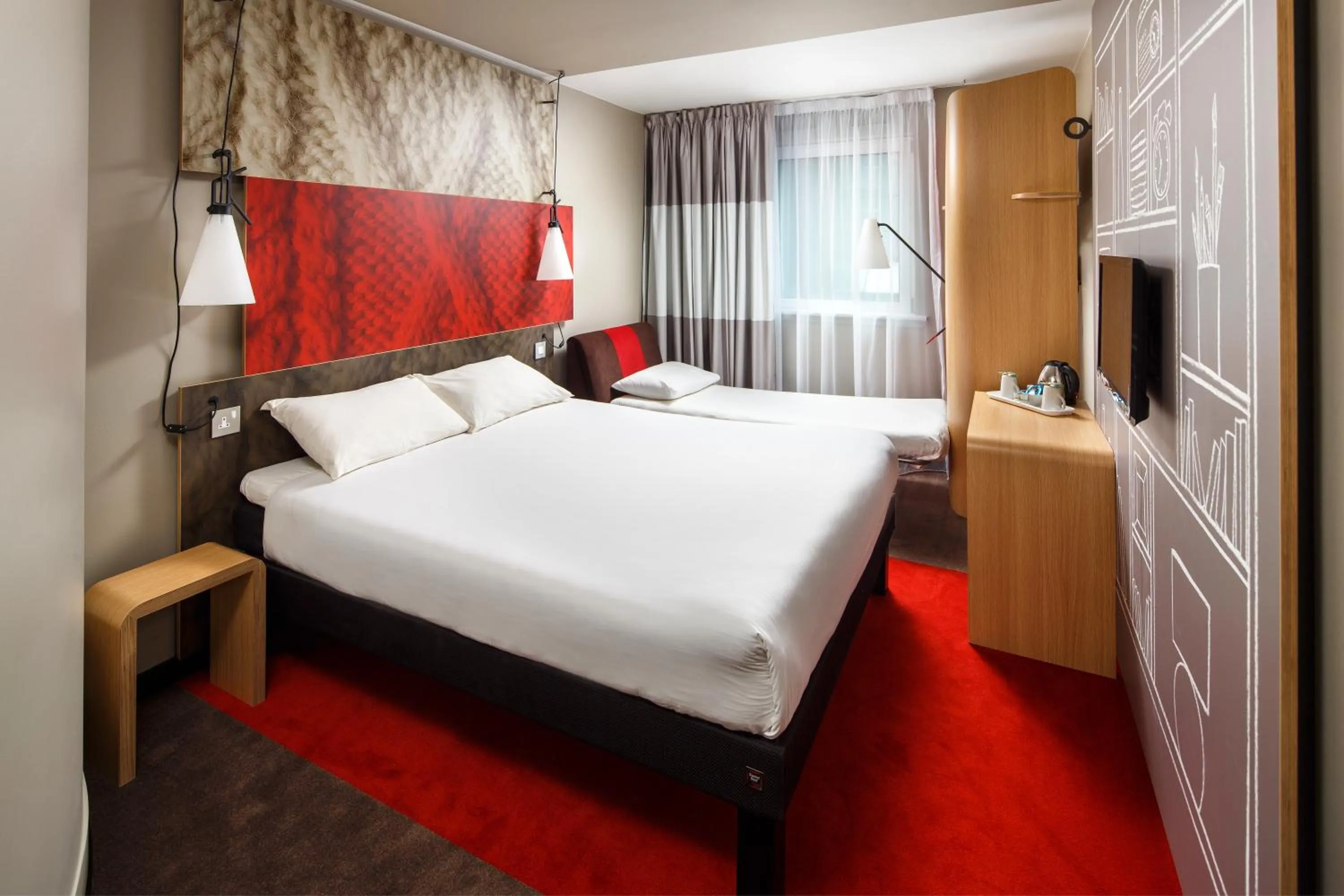 Photo of the whole room in ibis Manchester Centre 96 Portland Street