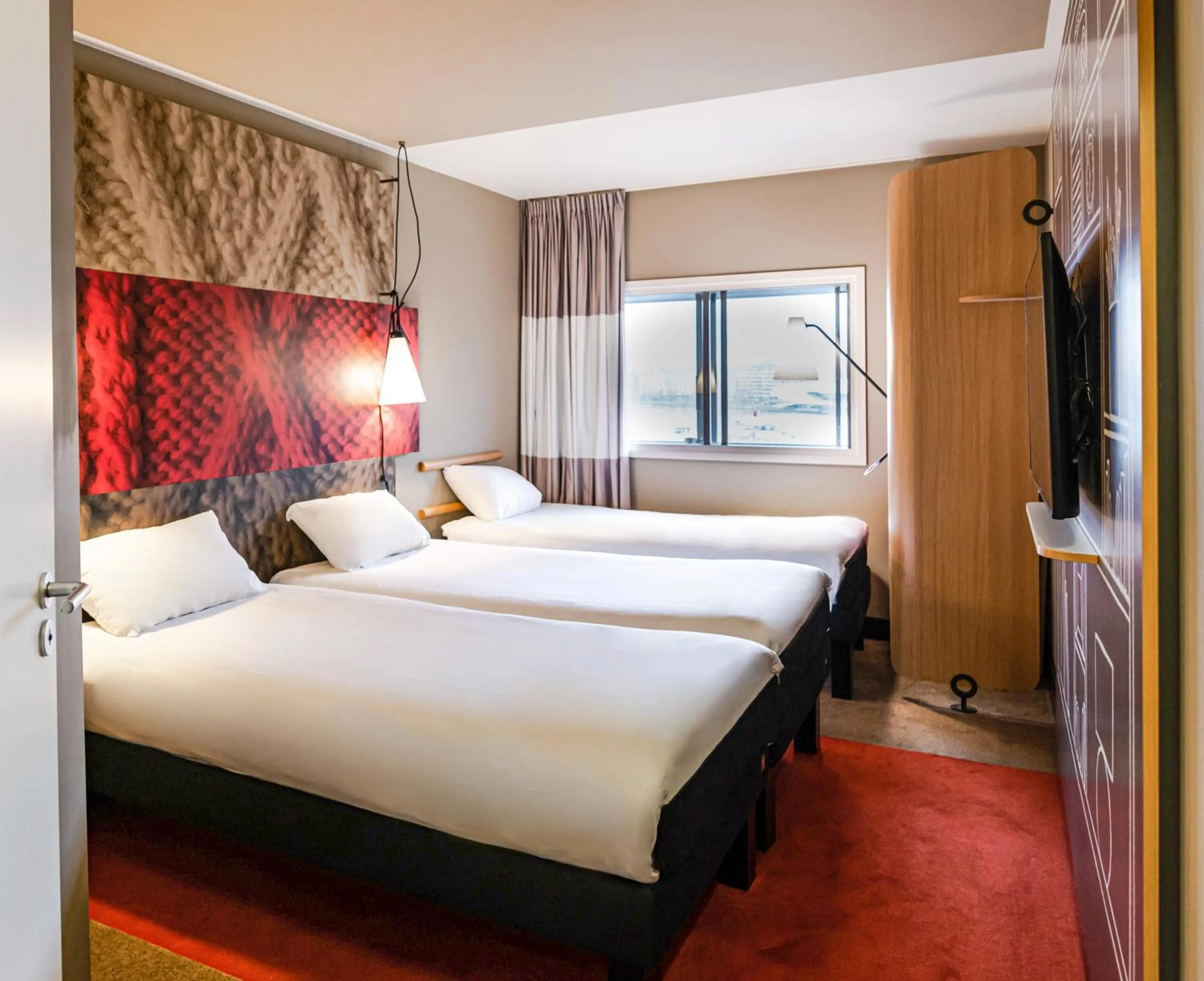 Photo of the whole room in ibis Manchester Centre 96 Portland Street