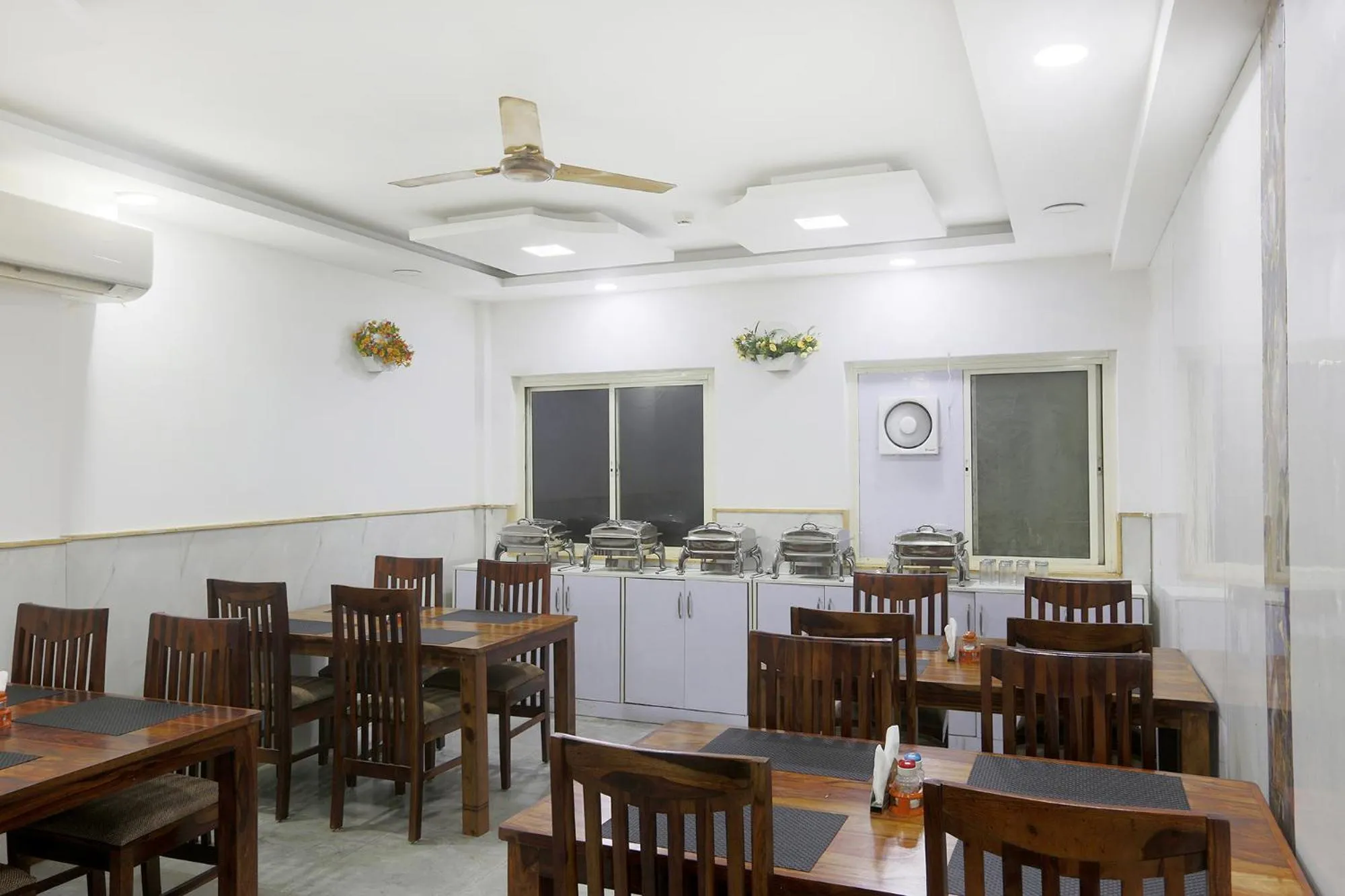 Restaurant/places to eat in FabHotel Airport Zone Olive