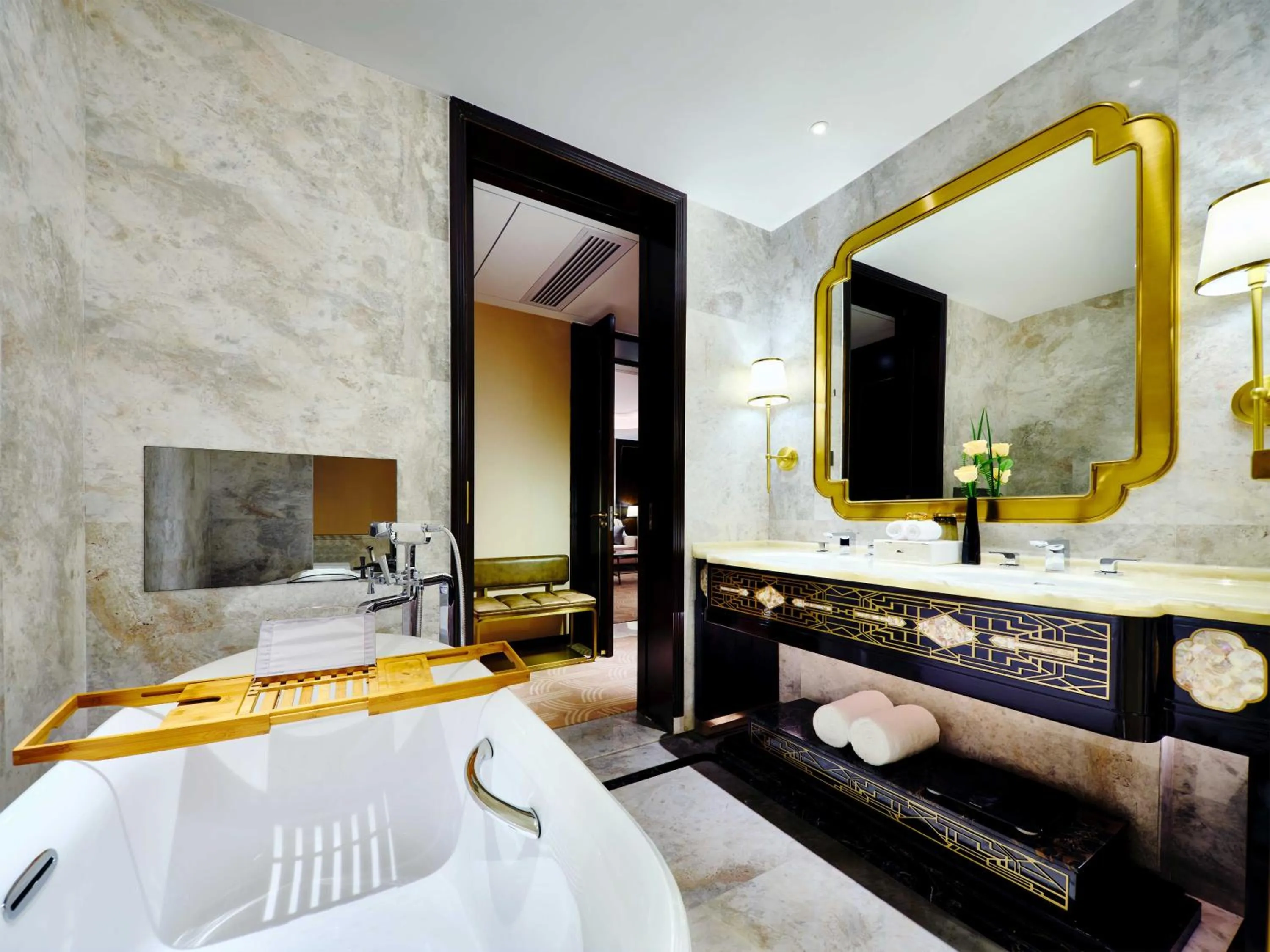 Toilet, Bed in The Yun Hotel Foshan Nanhai