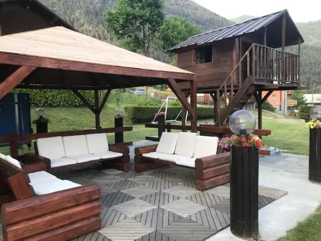 Patio in Aparthotel Foyer d'antan SUITE con caminetto hammam o vasca idromassaggio