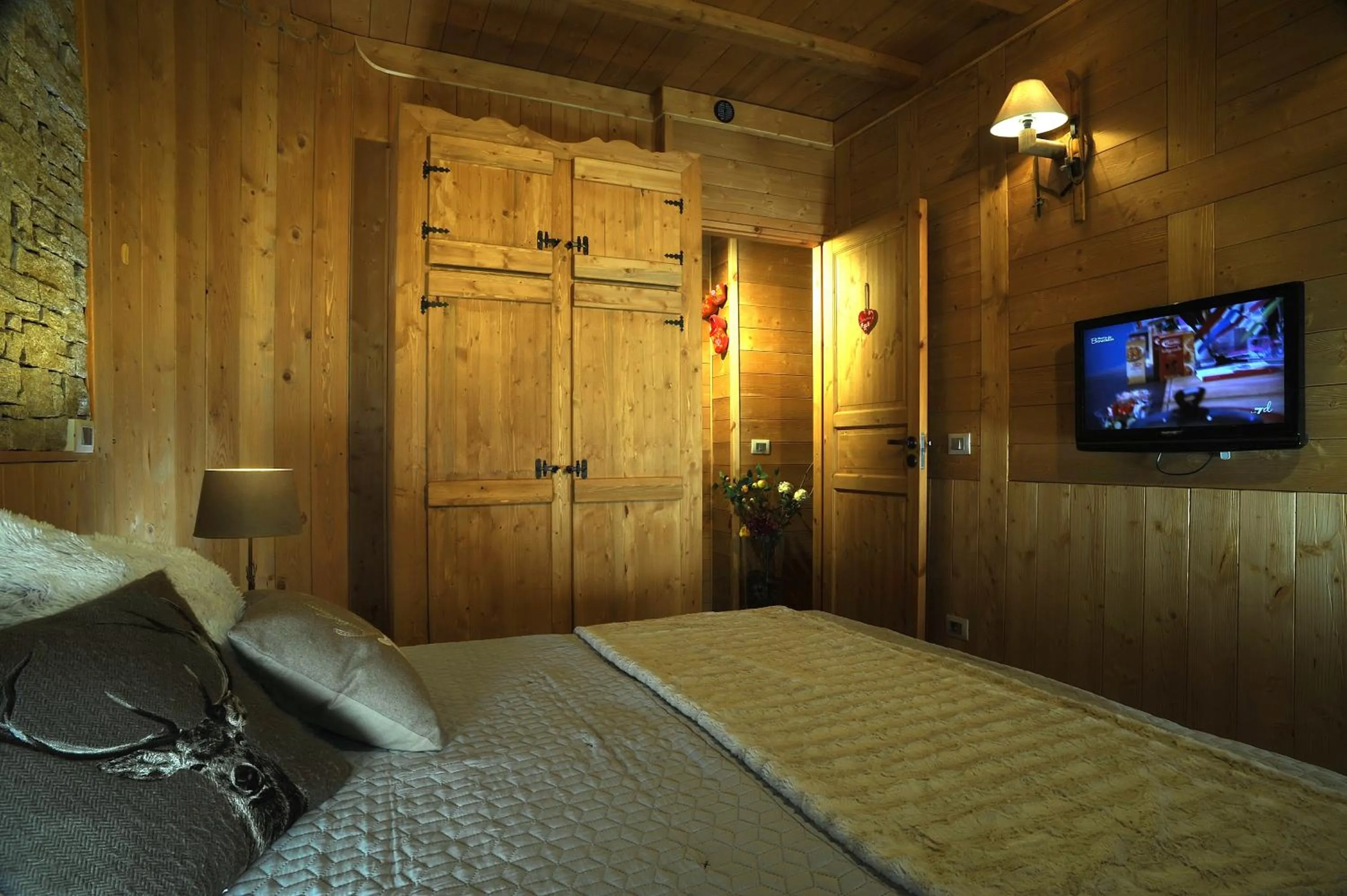 Bedroom, Bed in Aparthotel Foyer d'antan SUITE con caminetto hammam o vasca idromassaggio