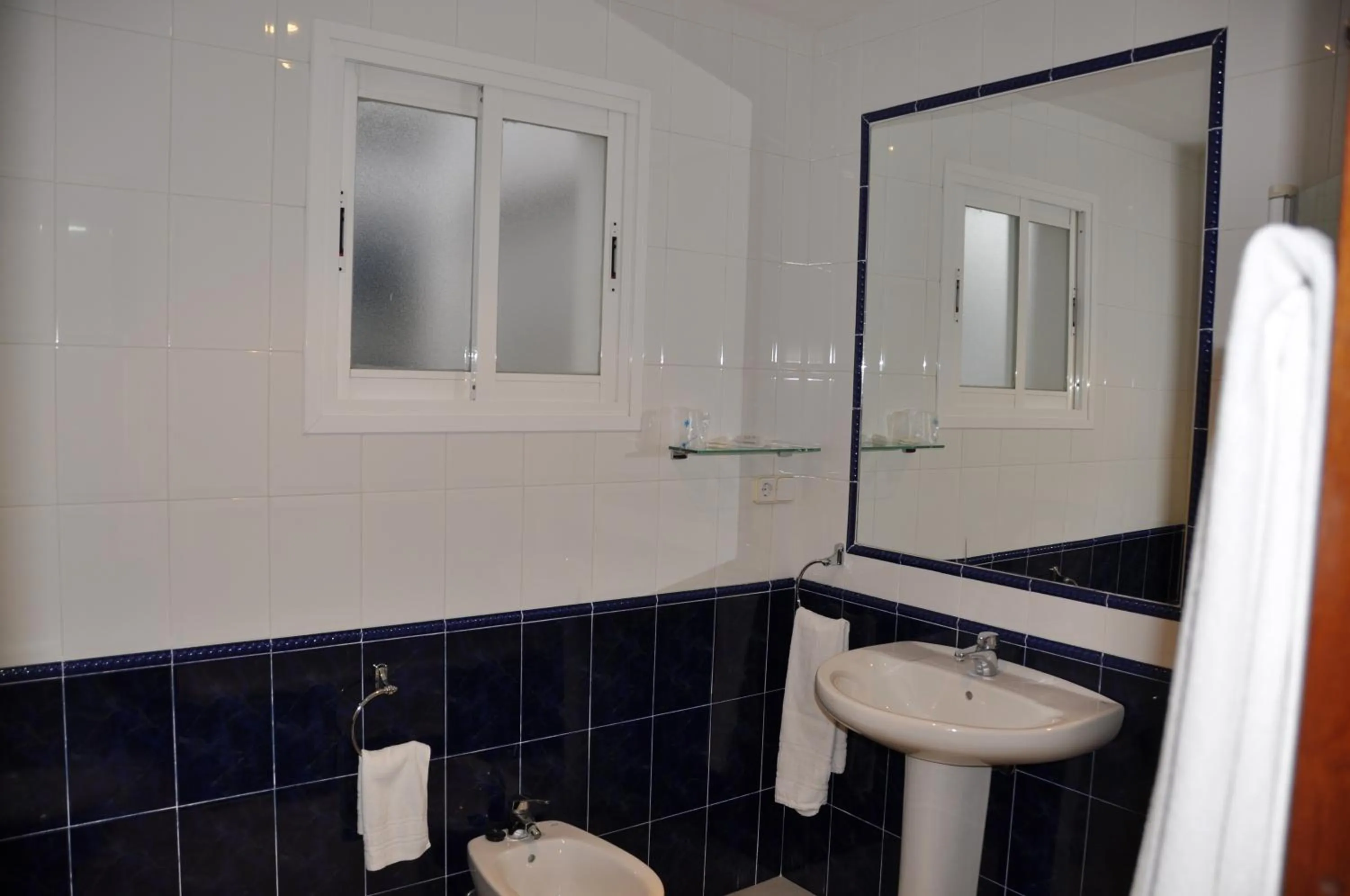 Toilet, Bathroom in Hotel Ocurris Ubrique