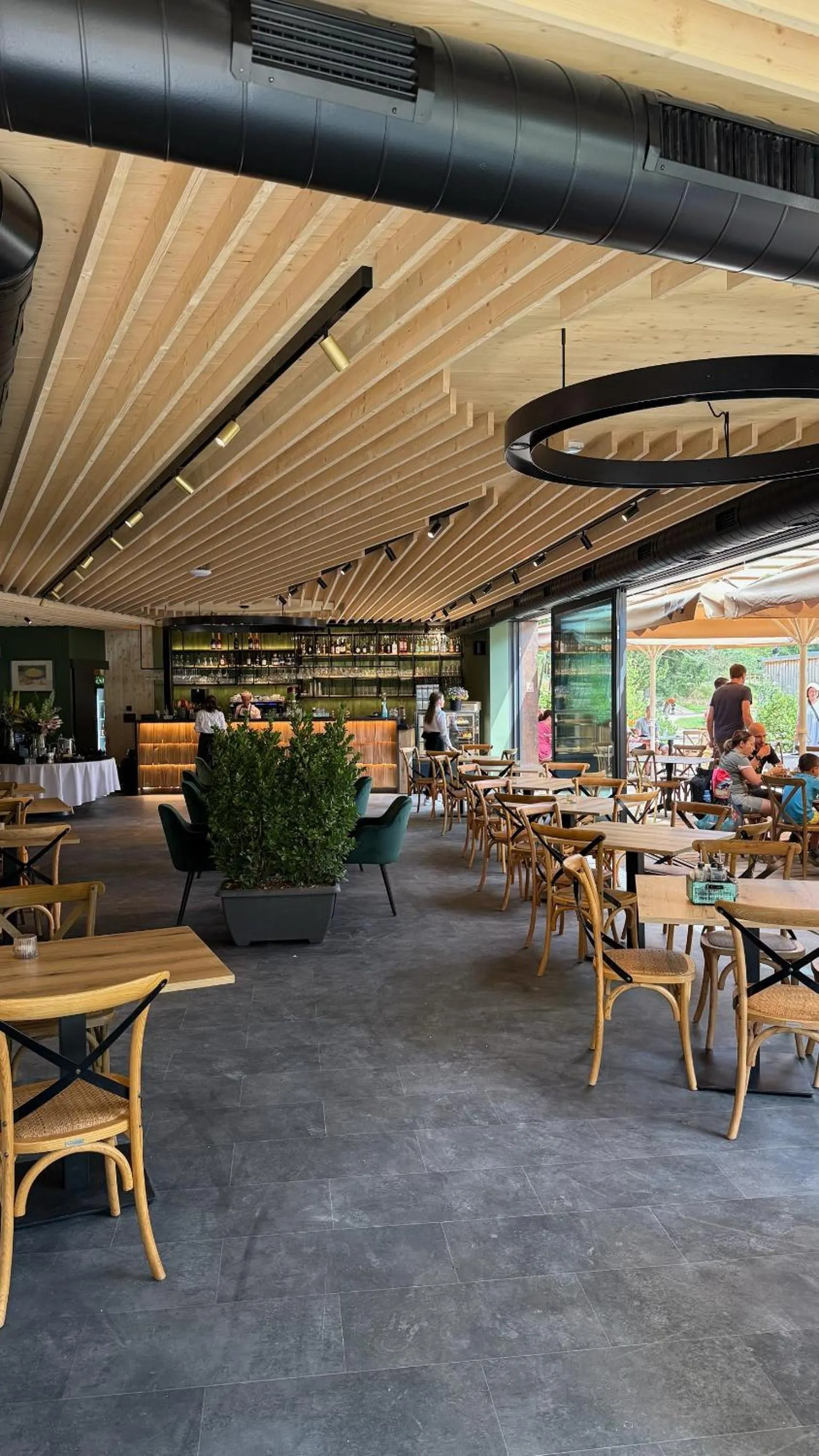 Restaurant/places to eat in JASNA NATUR Resort by the lake