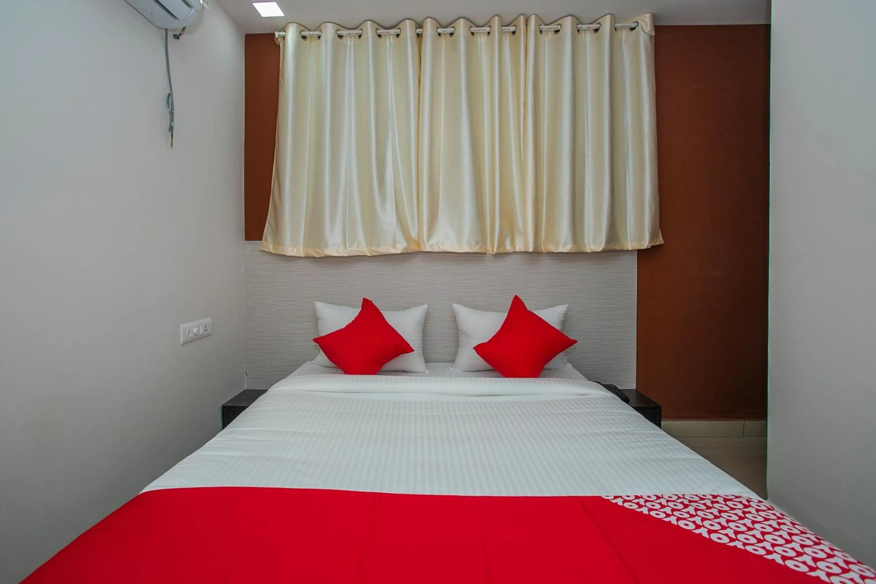 Bedroom, Bed in Hotel O Varcity Phi Premium Pavilion ,Above HDFC Bank ,Near Anjaneya Temple Madiwala, Hosur Main r