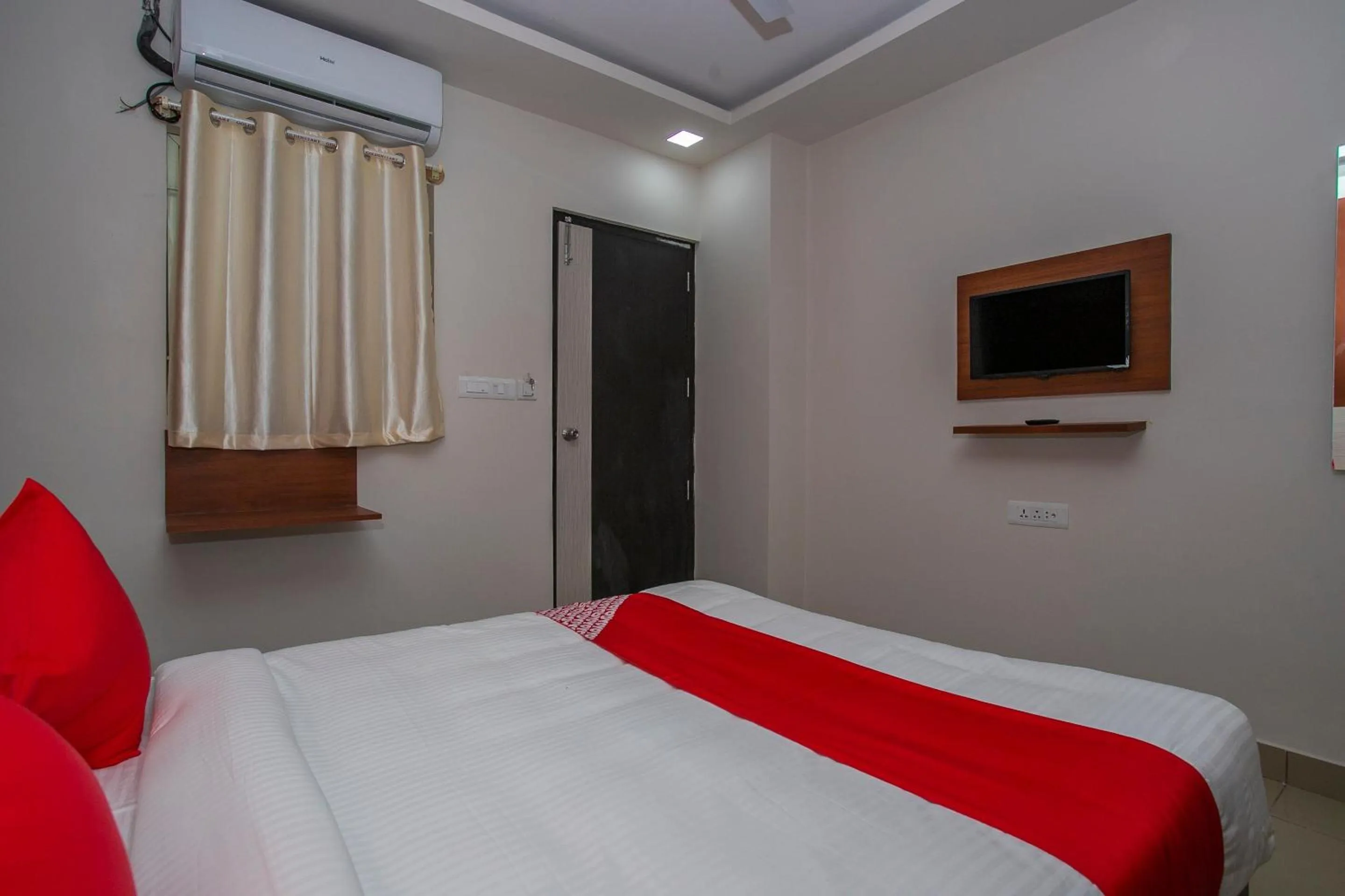 Bedroom, Bed in Hotel O Varcity Phi Premium Pavilion ,Above HDFC Bank ,Near Anjaneya Temple Madiwala, Hosur Main r