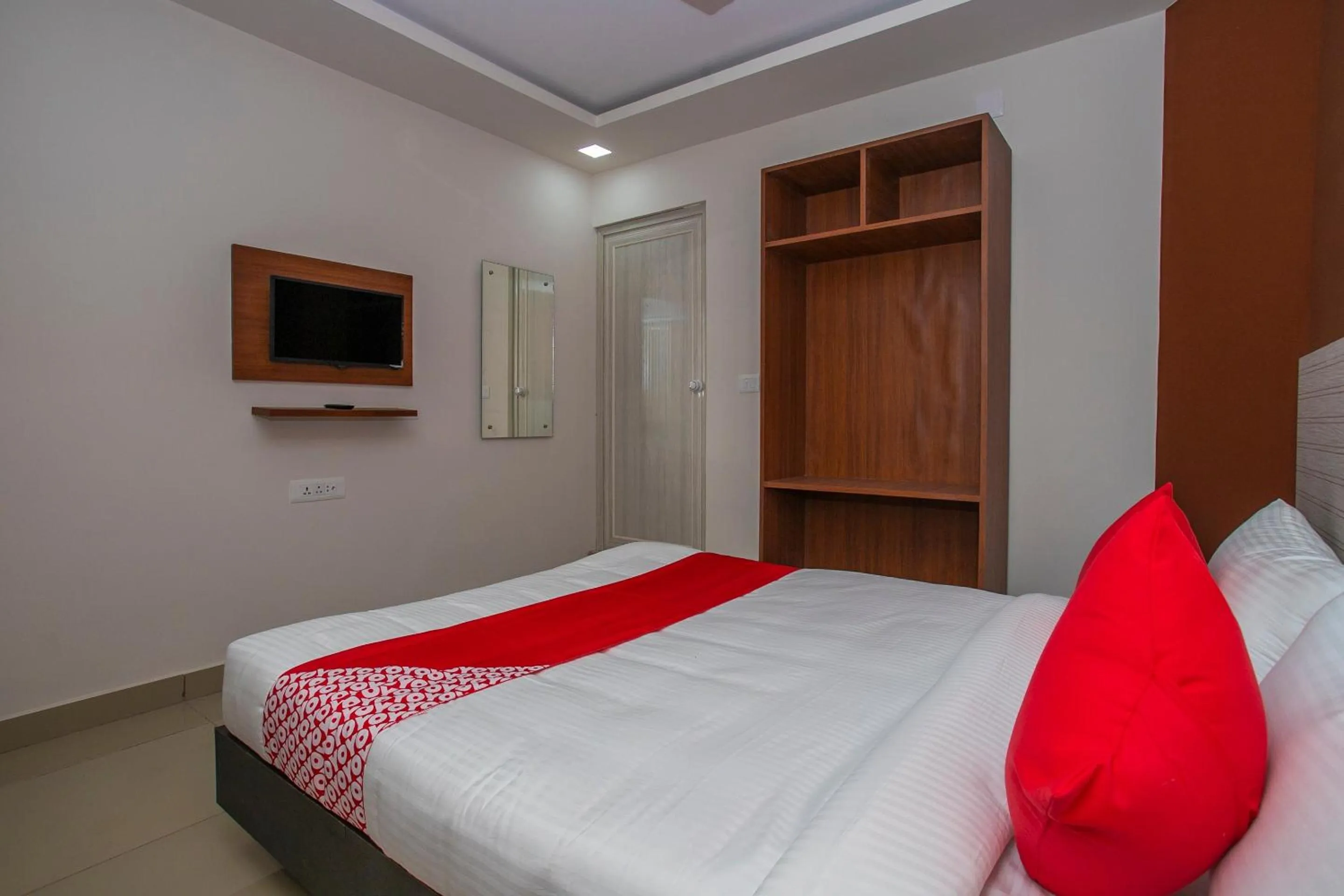 Bedroom, Bed in Hotel O Varcity Phi Premium Pavilion ,Above HDFC Bank ,Near Anjaneya Temple Madiwala, Hosur Main r