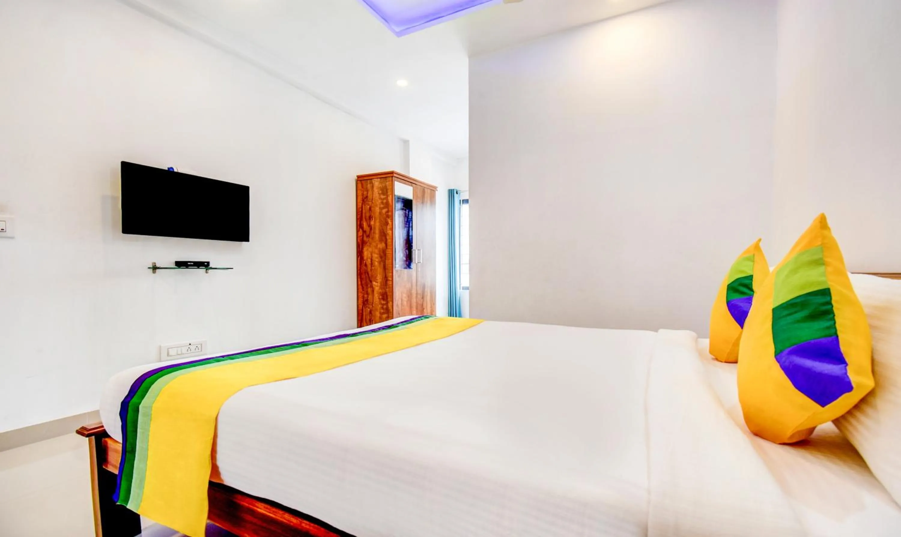 TV and multimedia, Bed in Itsy Hotels Vijaya Comforts, Coorg