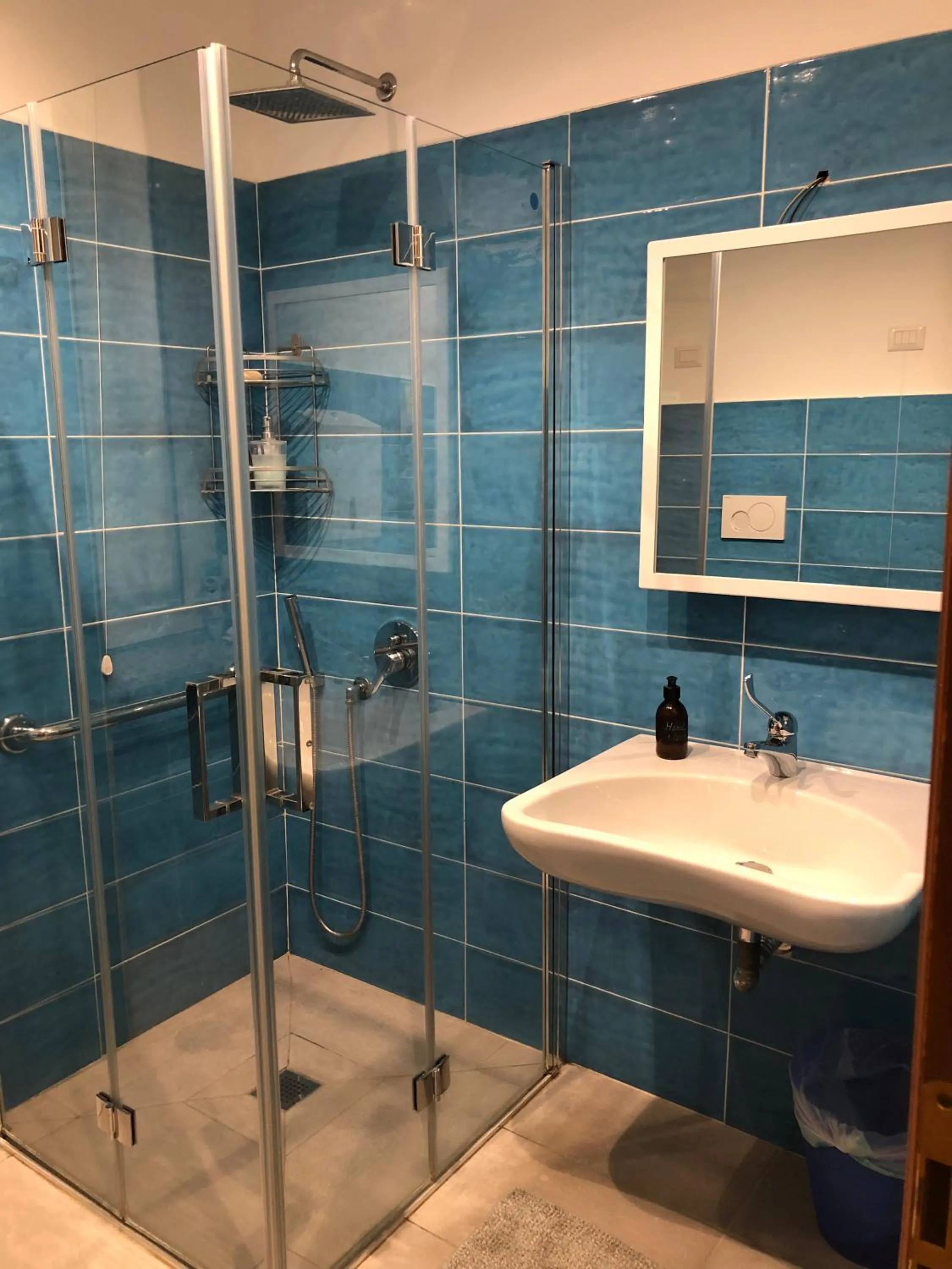 Bathroom in The Beehive Hostel