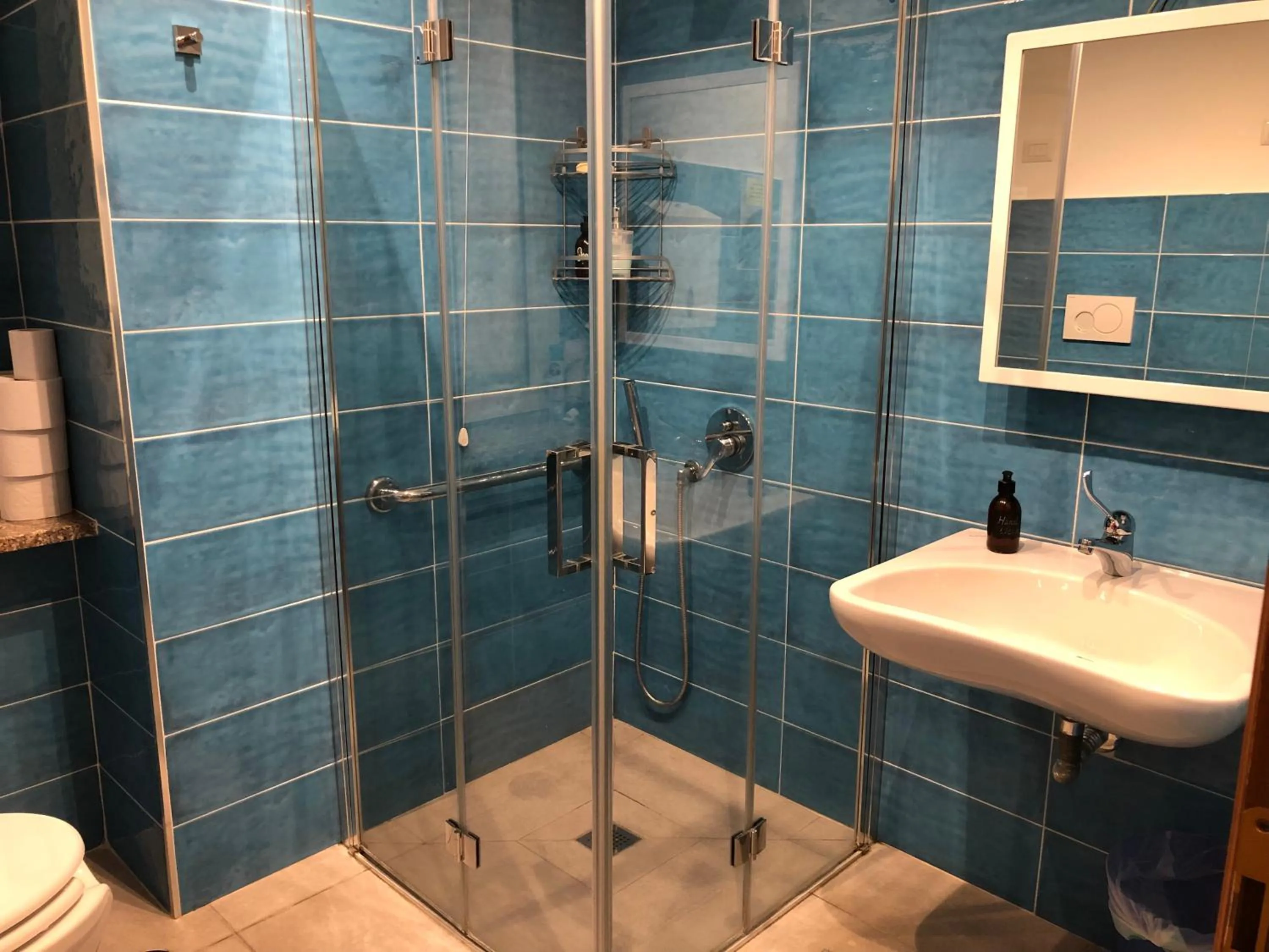 Bathroom in The Beehive Hostel