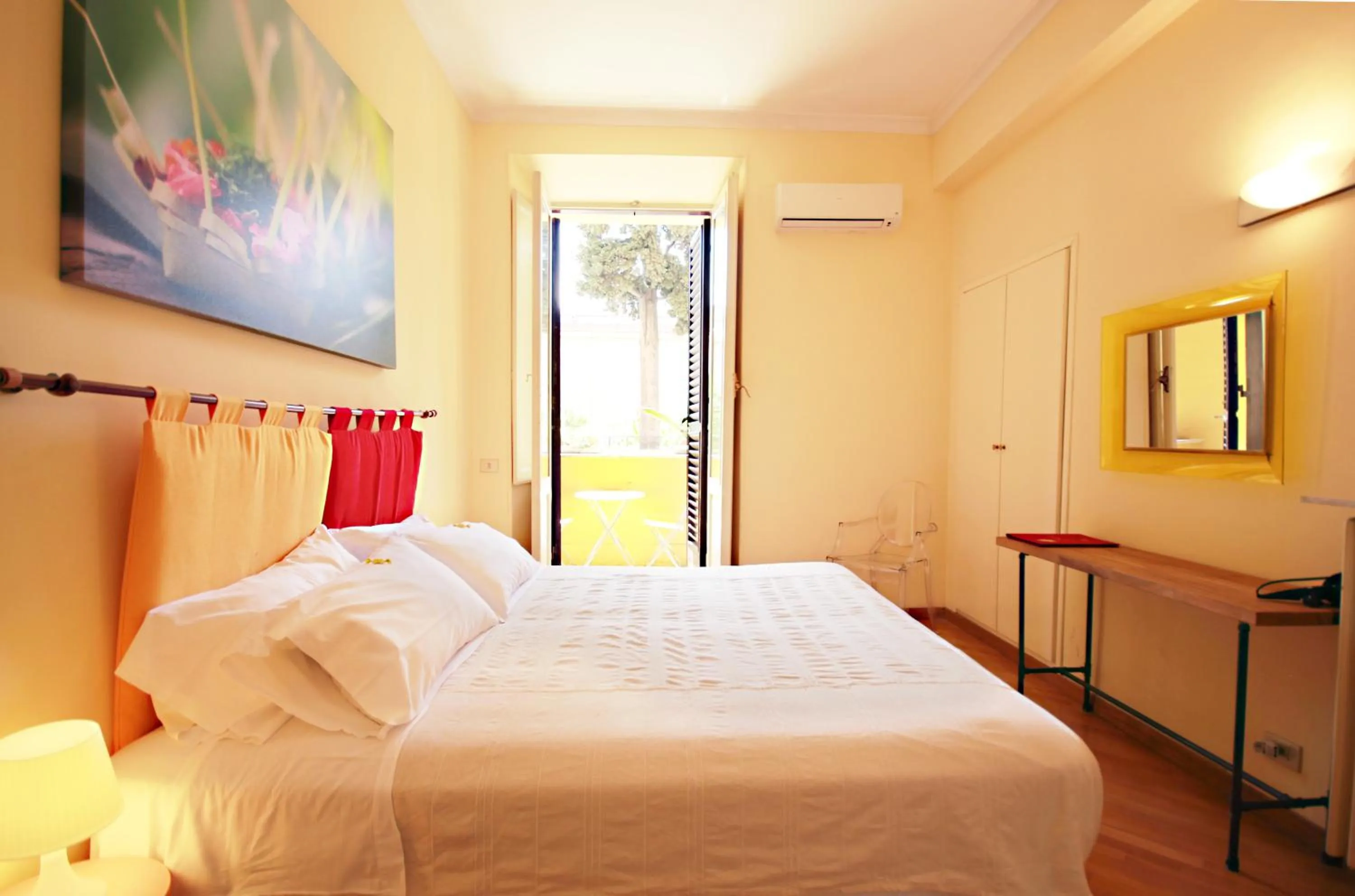 Balcony/Terrace, Bed in The Beehive Hostel