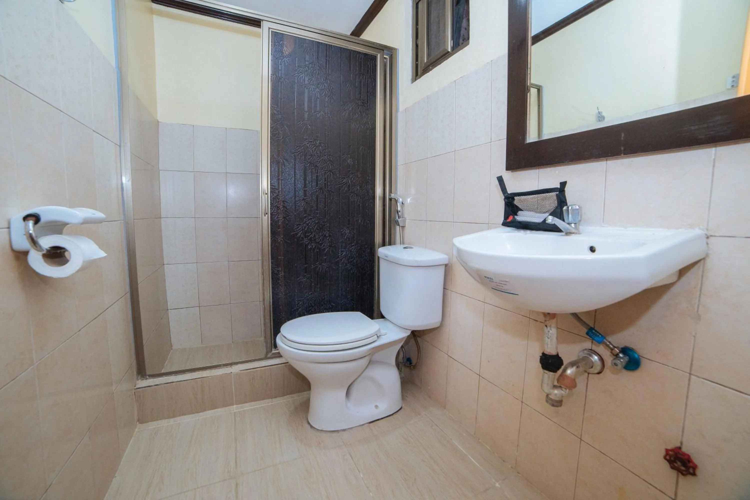 Shower in RedDoorz at Tagaytay Road