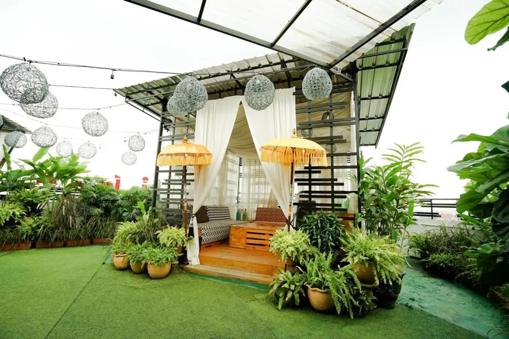 Restaurant/places to eat in Deli Hotel