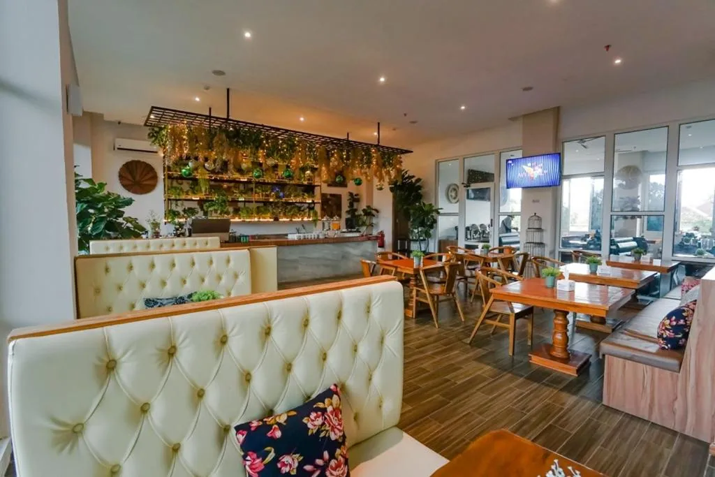 Restaurant/places to eat in Deli Hotel