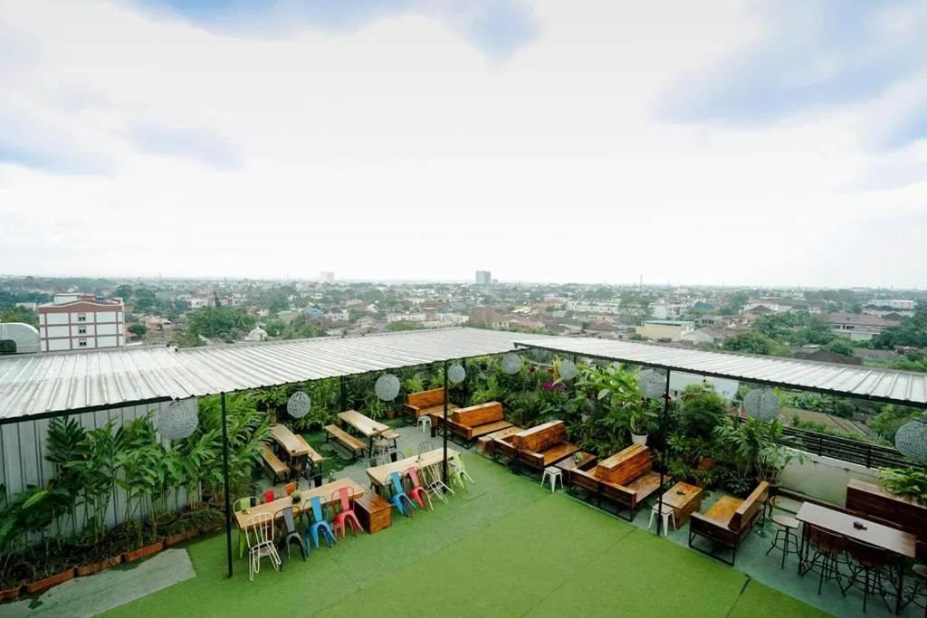 Restaurant/places to eat in Deli Hotel