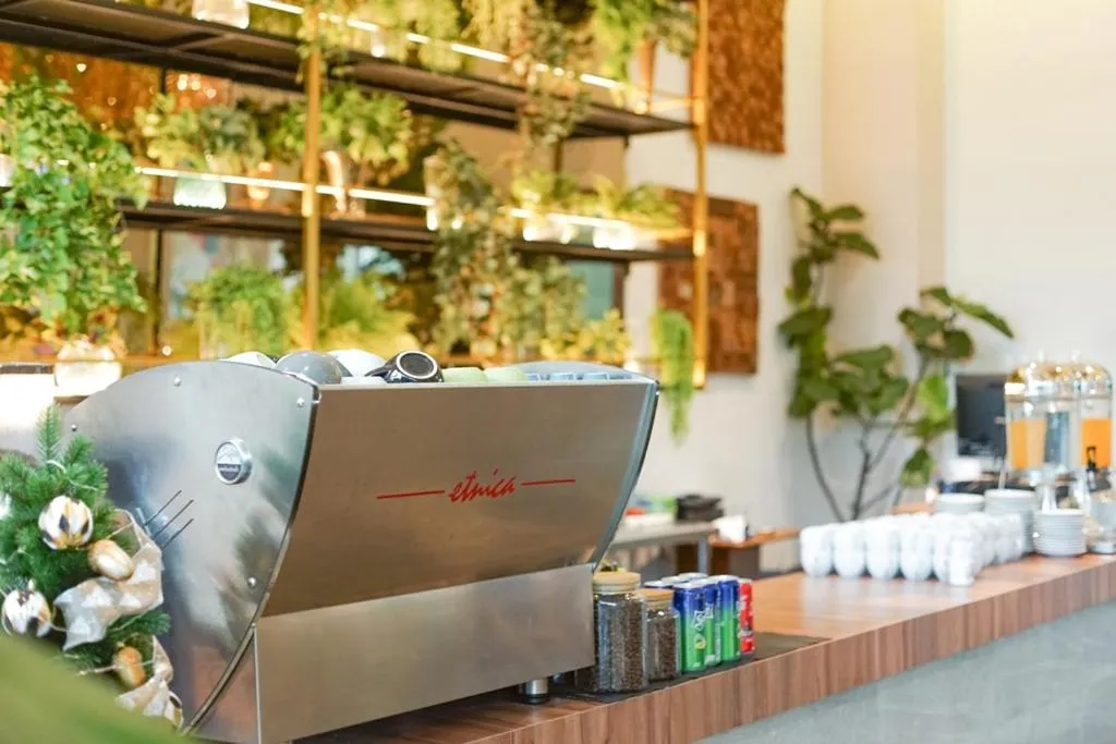 Restaurant/places to eat in Deli Hotel