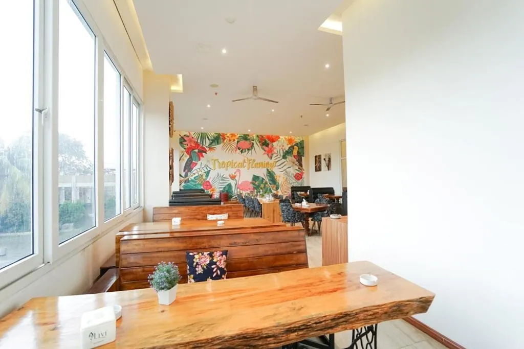 Restaurant/places to eat in Deli Hotel