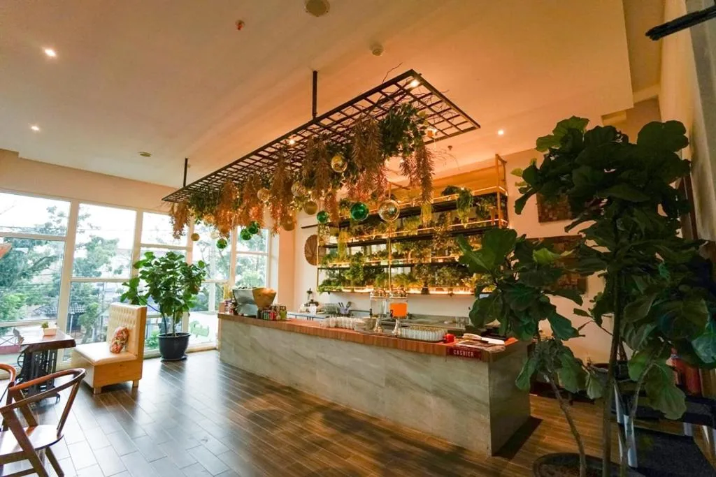 Restaurant/places to eat in Deli Hotel