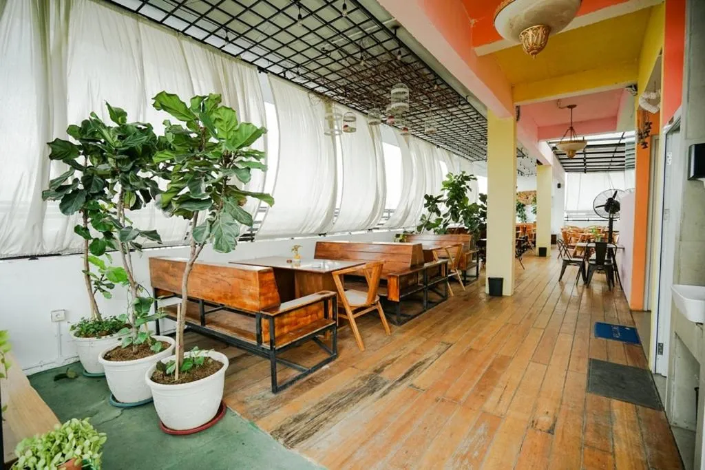 Restaurant/places to eat in Deli Hotel