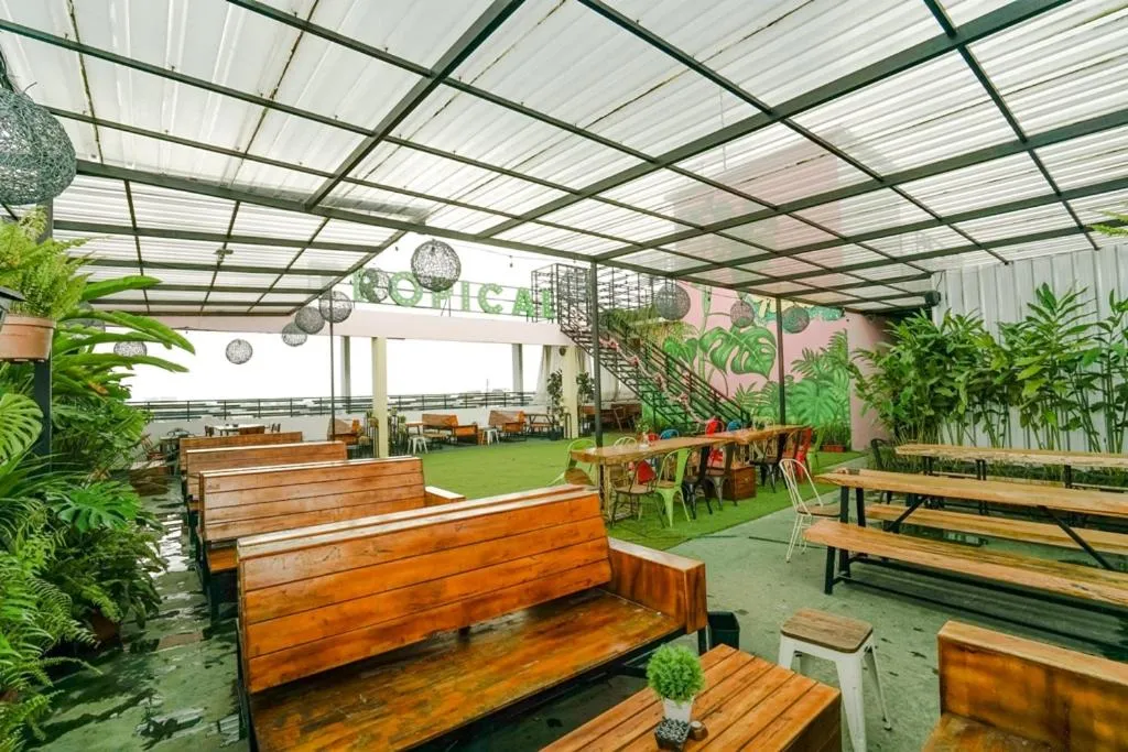 Restaurant/places to eat in Deli Hotel