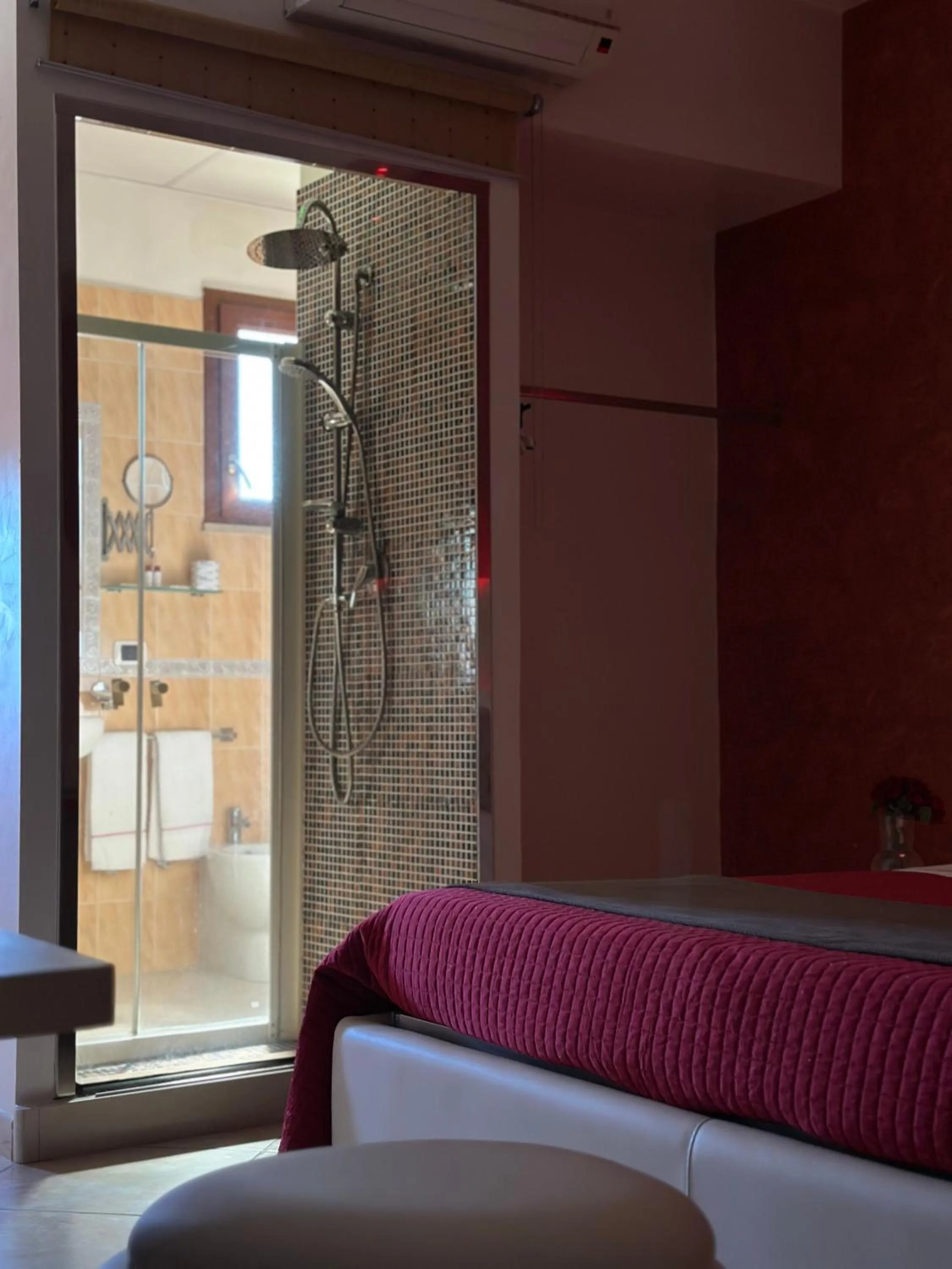 Shower, Bed in Hotel Il Giardino degli Aranci