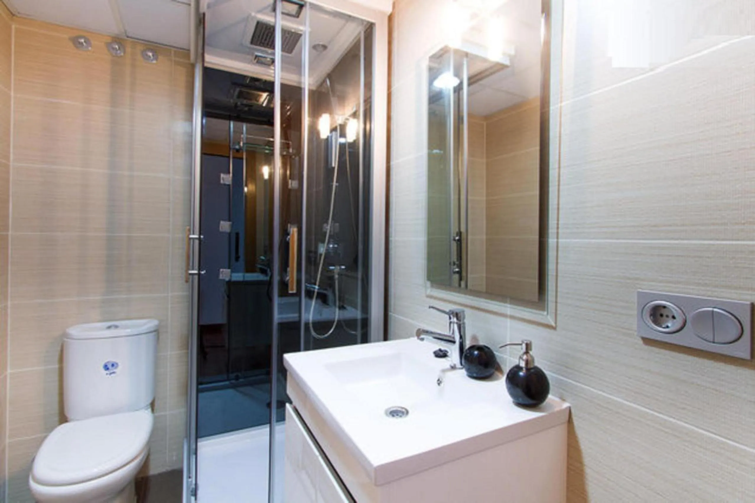 Toilet in Happy Apartments Valencia