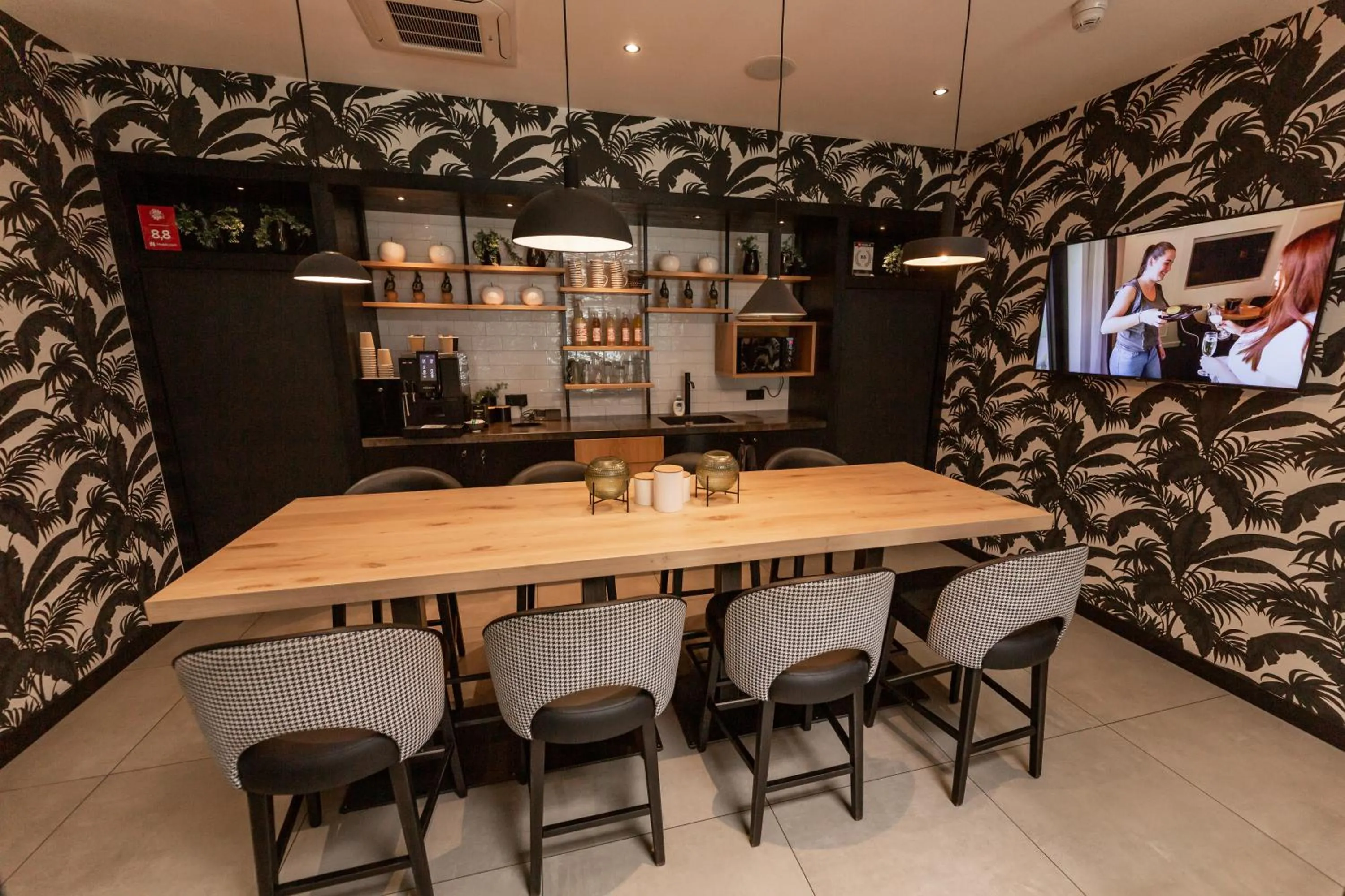 Communal kitchen in Gr8 Hotel Bodegraven