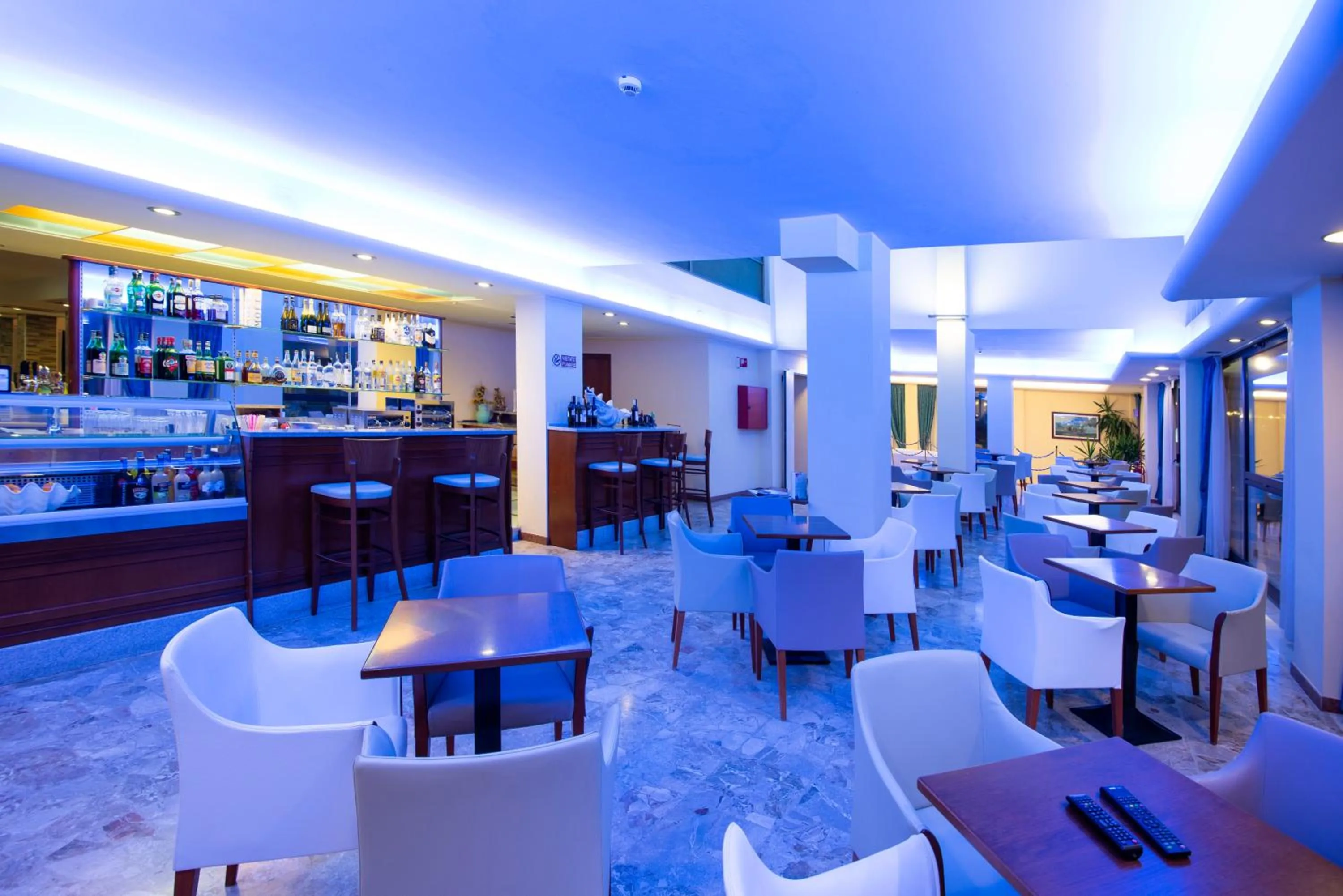 Restaurant/places to eat in Hotel Columbus