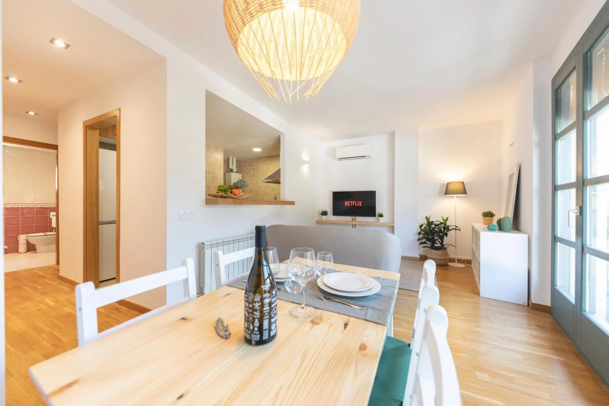 Dining area in Bravissimo Sant Pau, cozy apartment in the centre