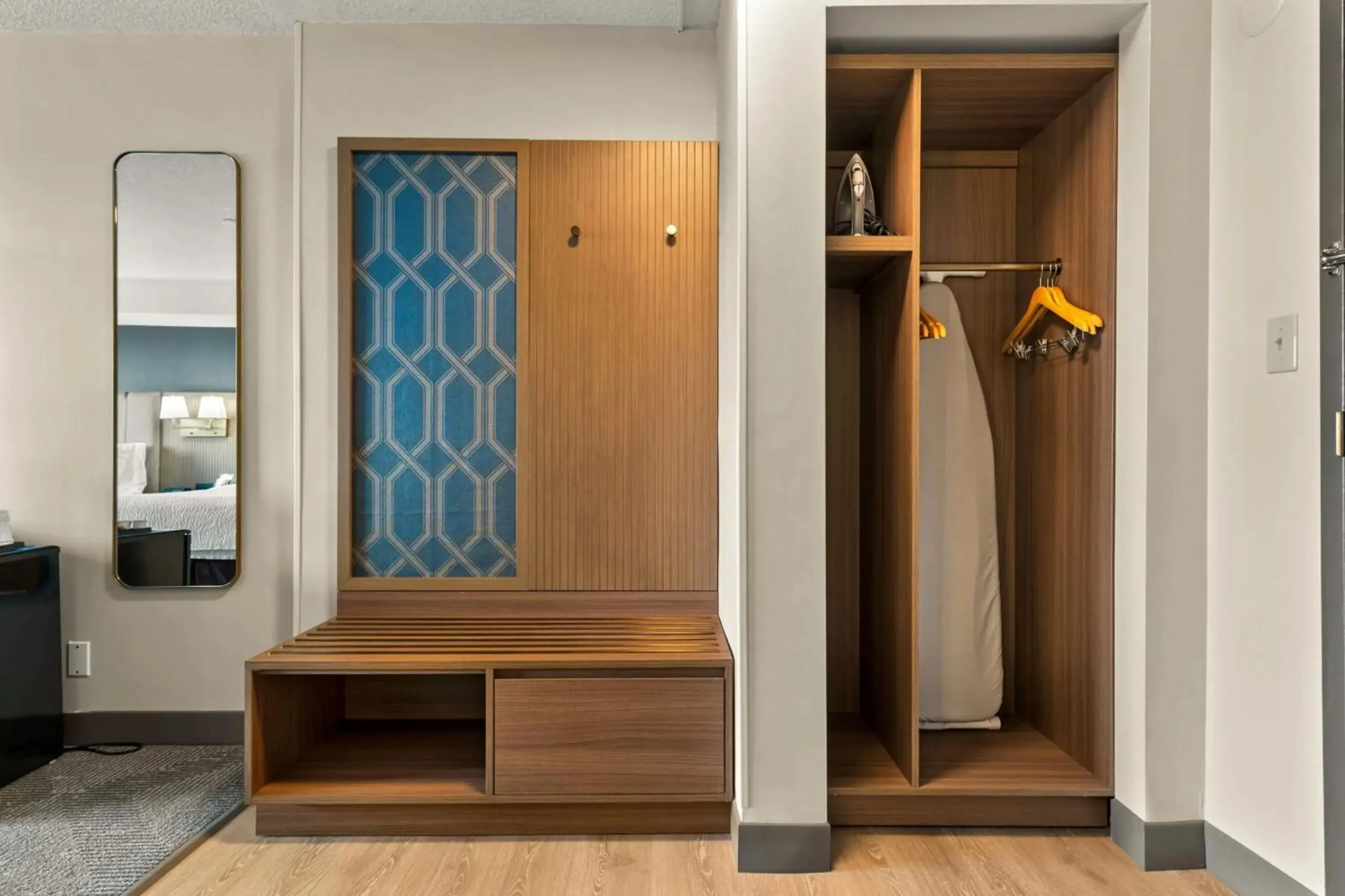 Queen Room with Two Queen Beds Hearing Accessible with Roll-In Shower - Non-Smoking in Holiday Inn Hotel & Suites London by IHG Queen Room with Two Queen Beds Hearing Accessible with Roll-In Shower - Non-Smoking in Holiday Inn Hotel & Suites London by IHG