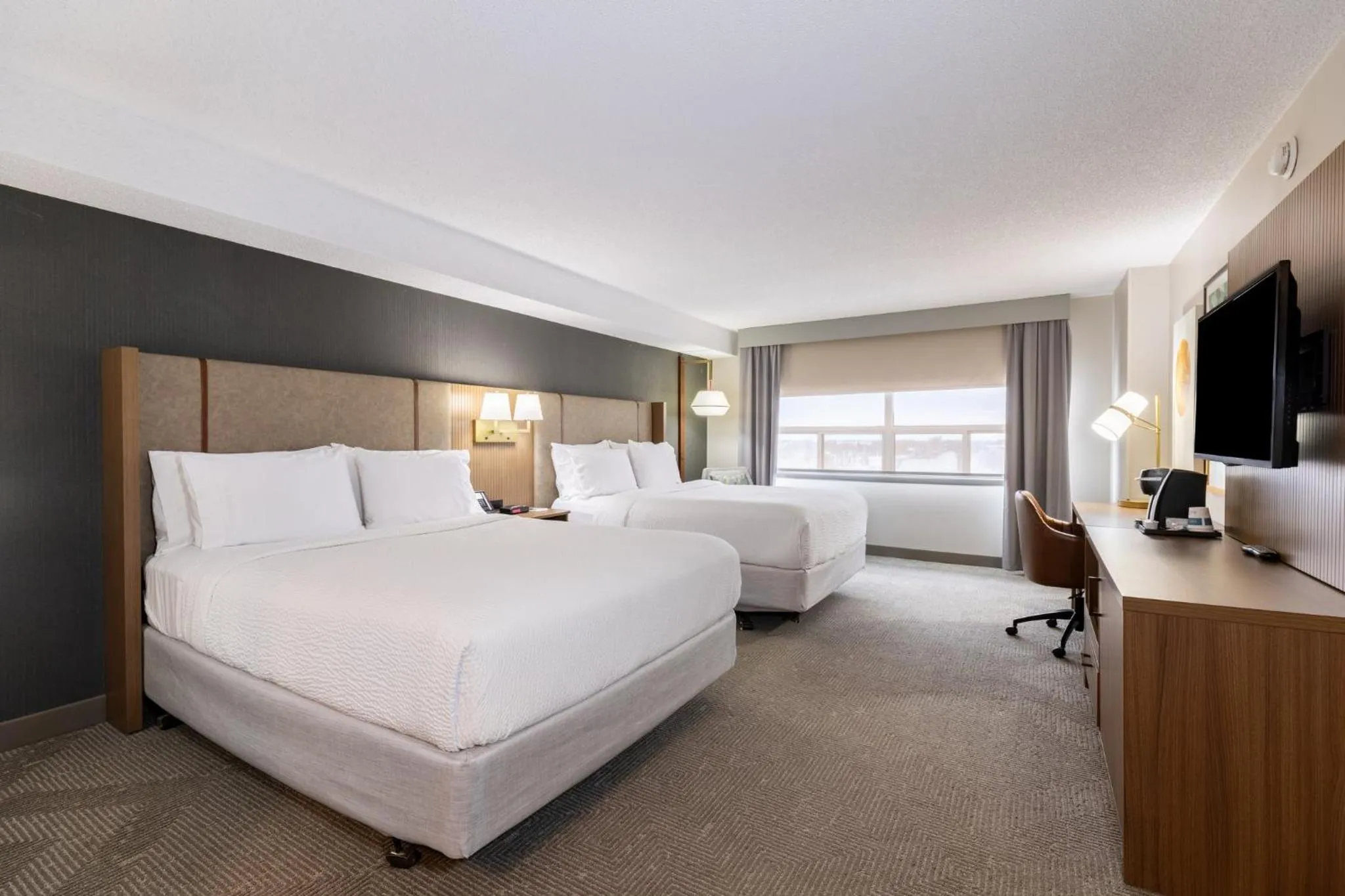Photo of the whole room, Bed in Holiday Inn Hotel & Suites London by IHG