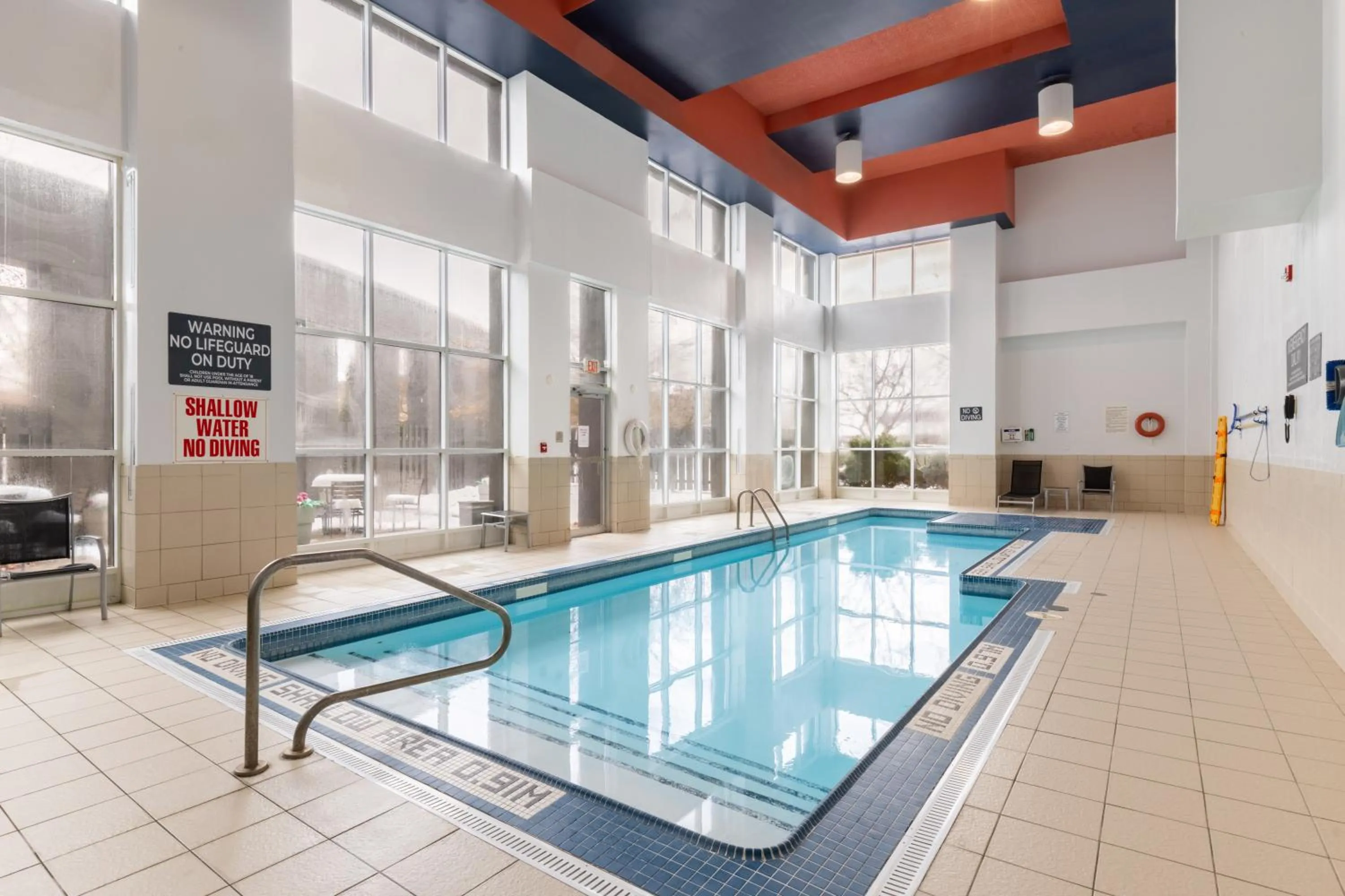 Swimming pool in Holiday Inn Hotel & Suites London by IHG