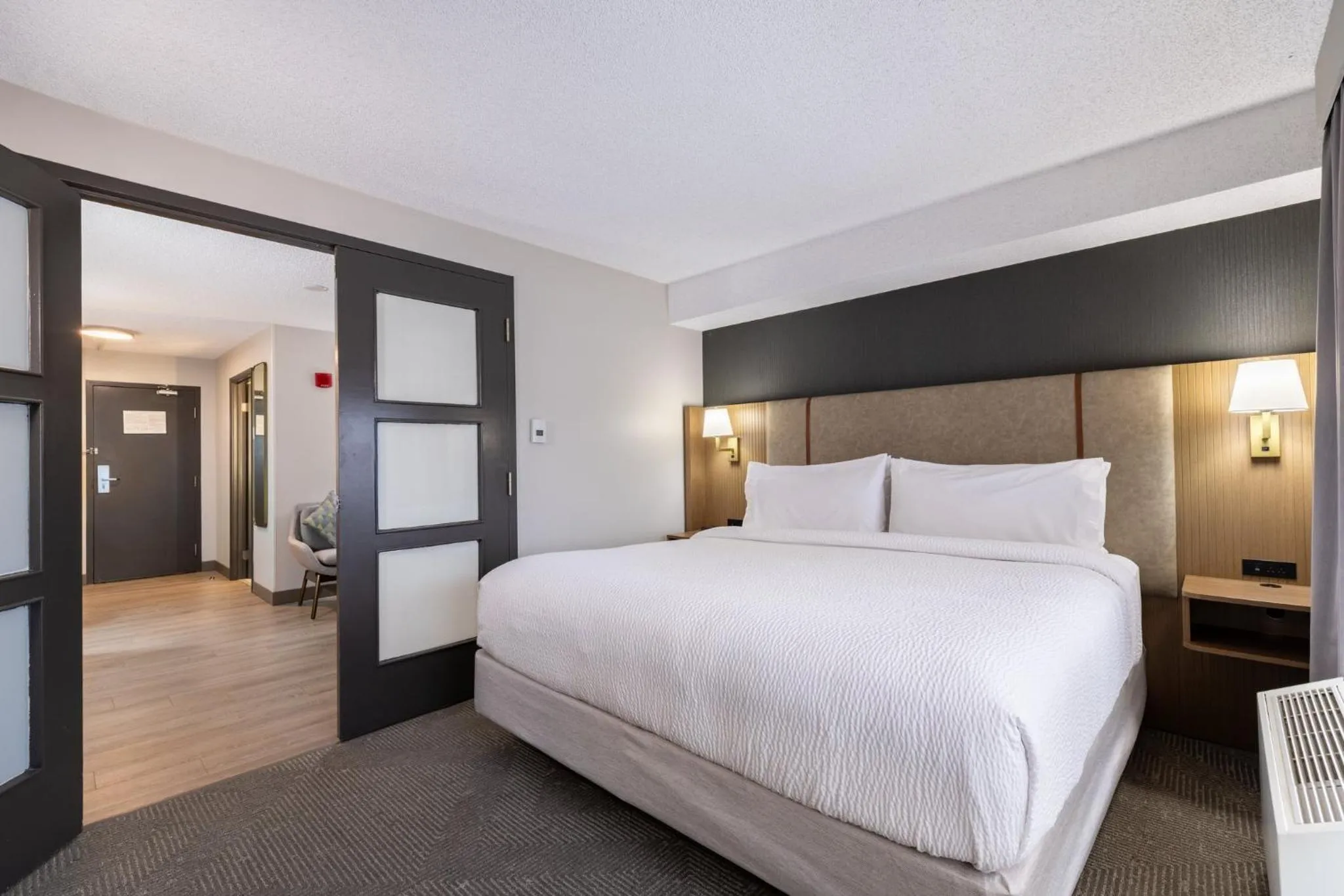Photo of the whole room, Bed in Holiday Inn Hotel & Suites London by IHG