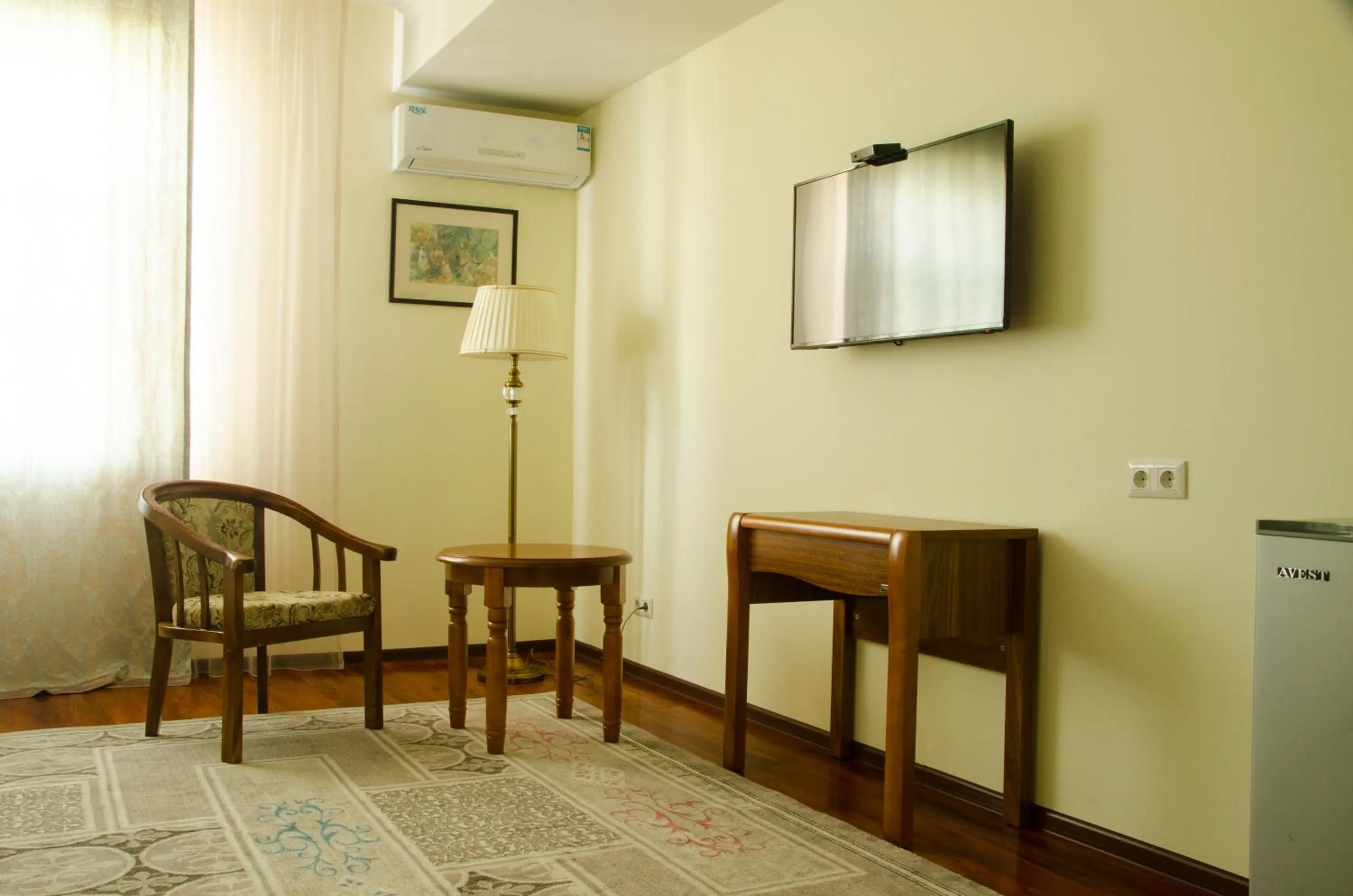 Photo of the whole room in Soluxe Hotel