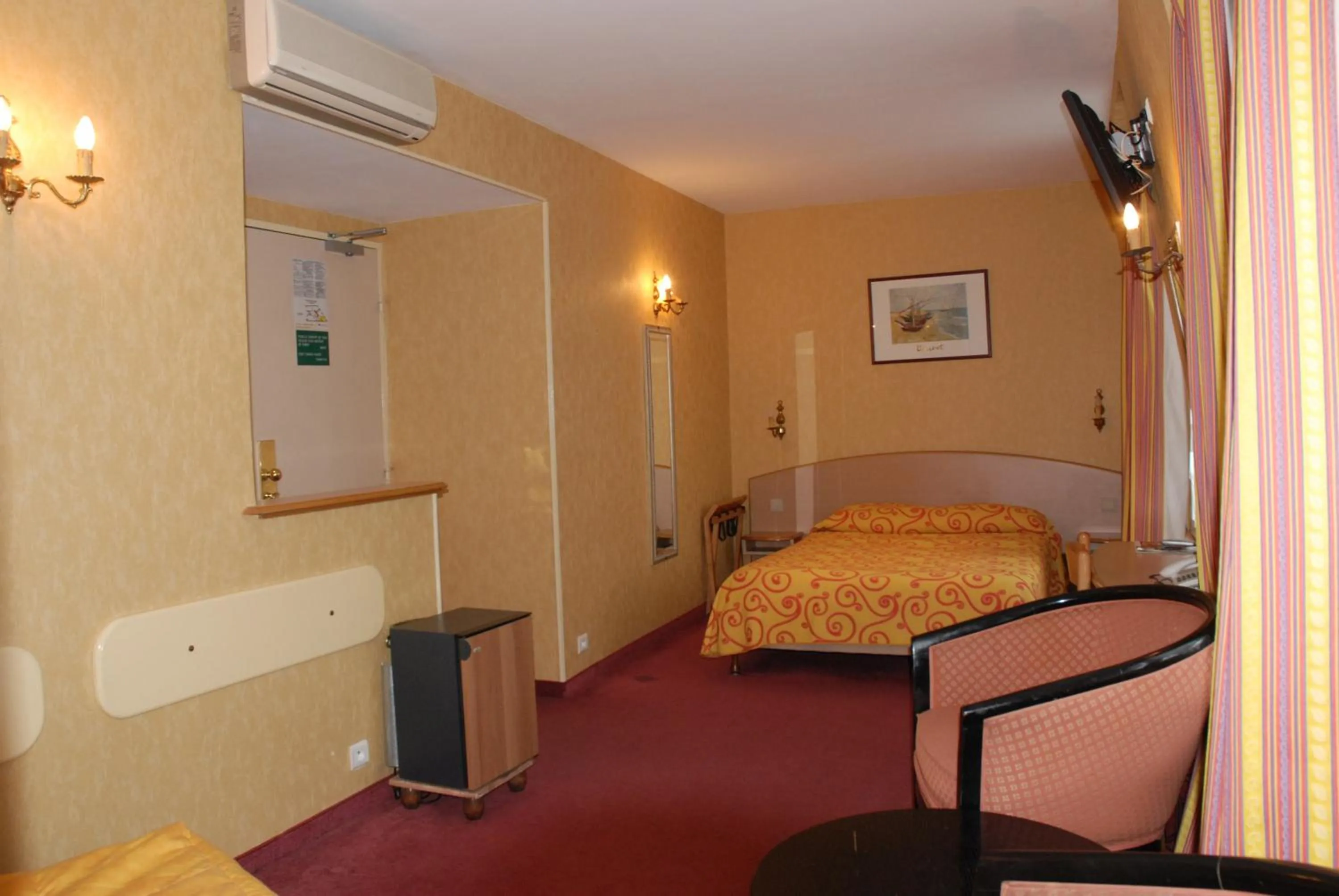 Bedroom, Bed in Hôtel Transcontinental