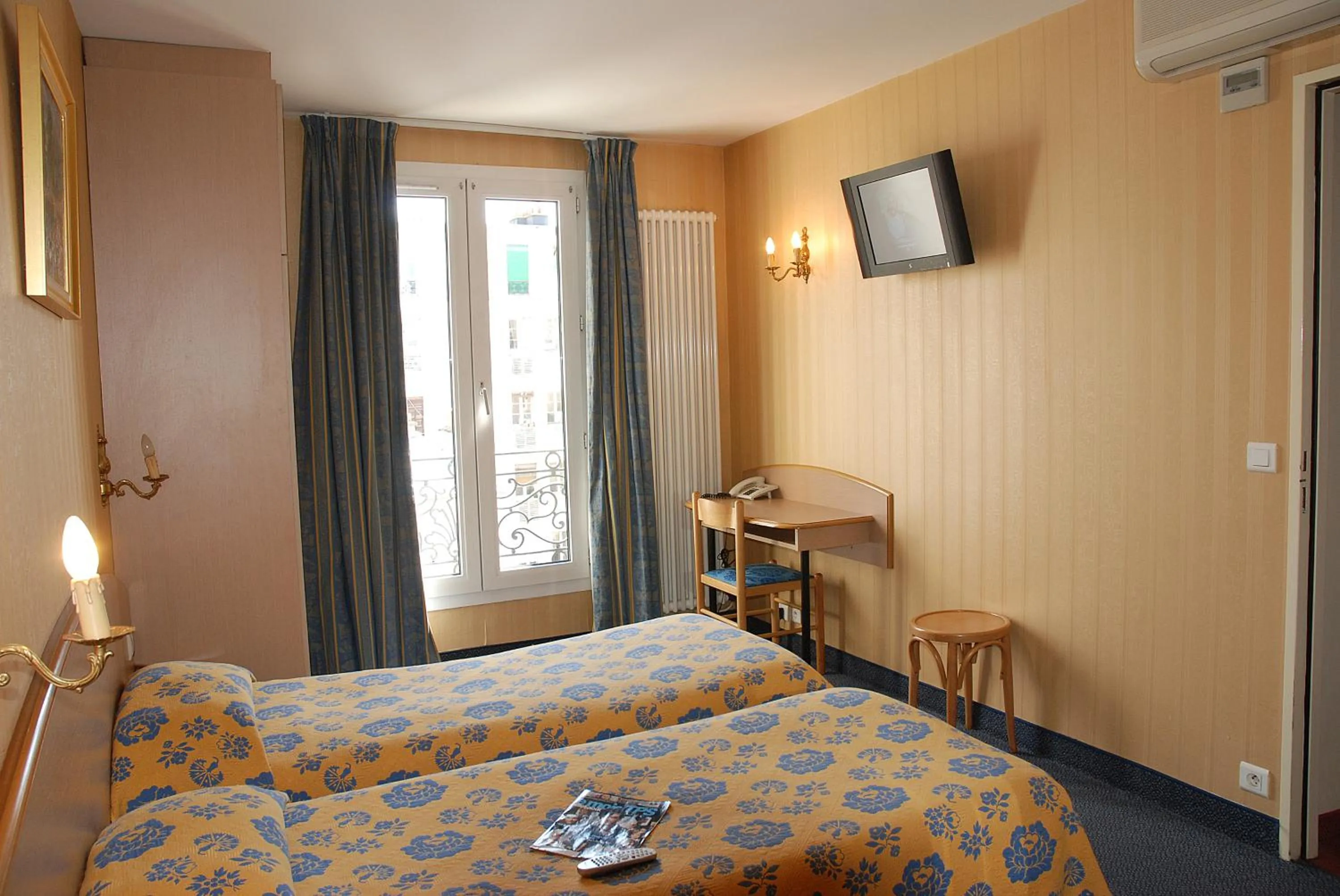 Bedroom, Bed in Hôtel Transcontinental