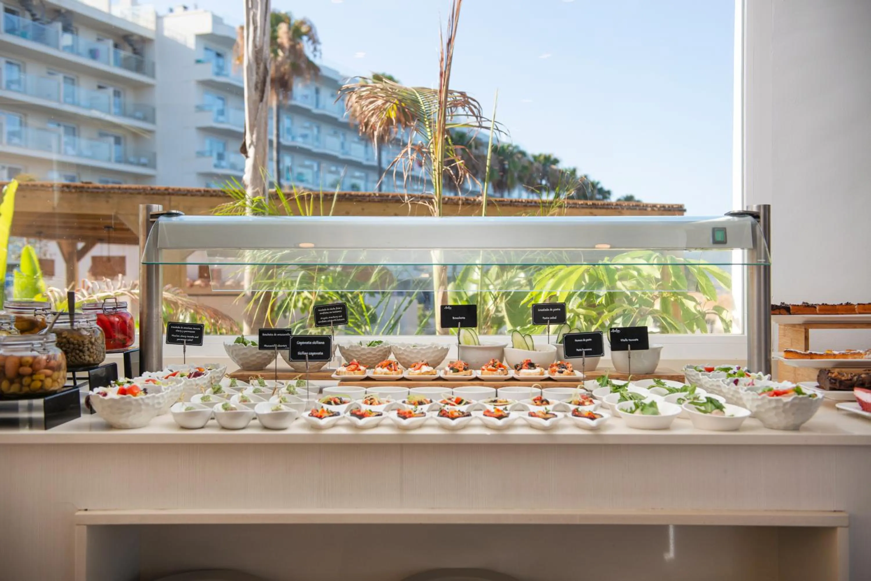 Food and drinks in Hotel Atolon & Kaafu Beach Club