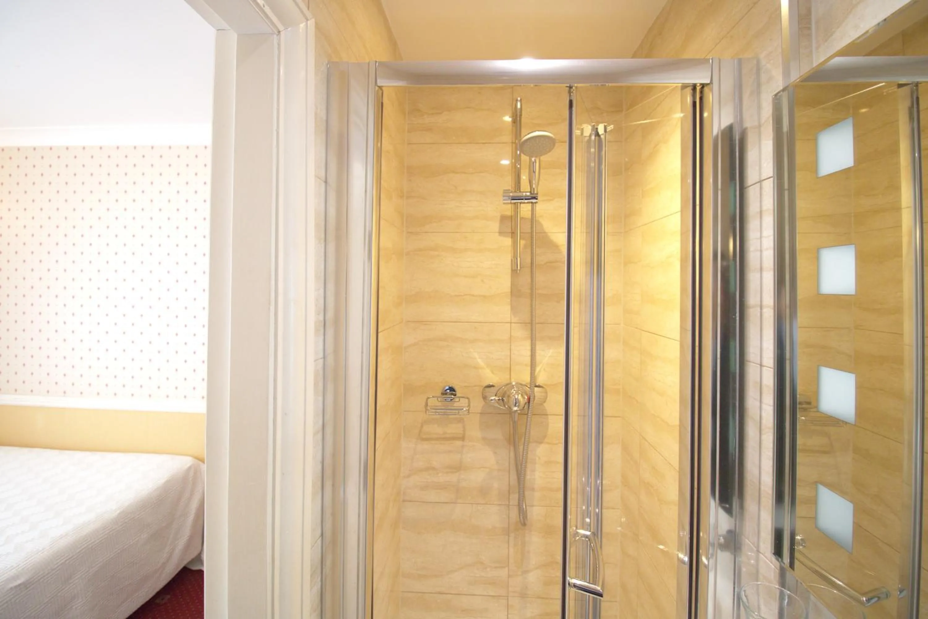 Shower in Balmoral House Hotel