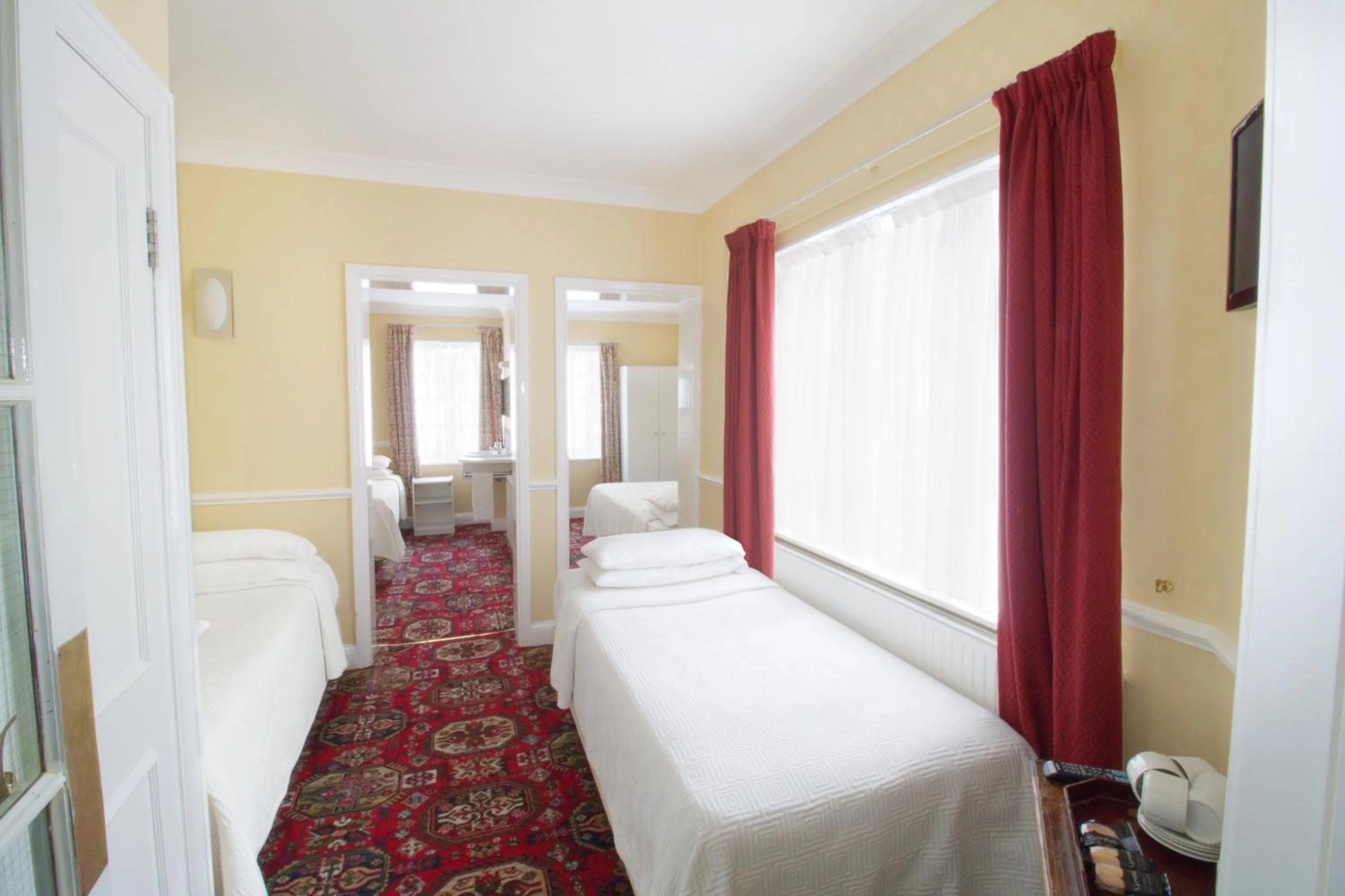 Photo of the whole room, Bed in Balmoral House Hotel