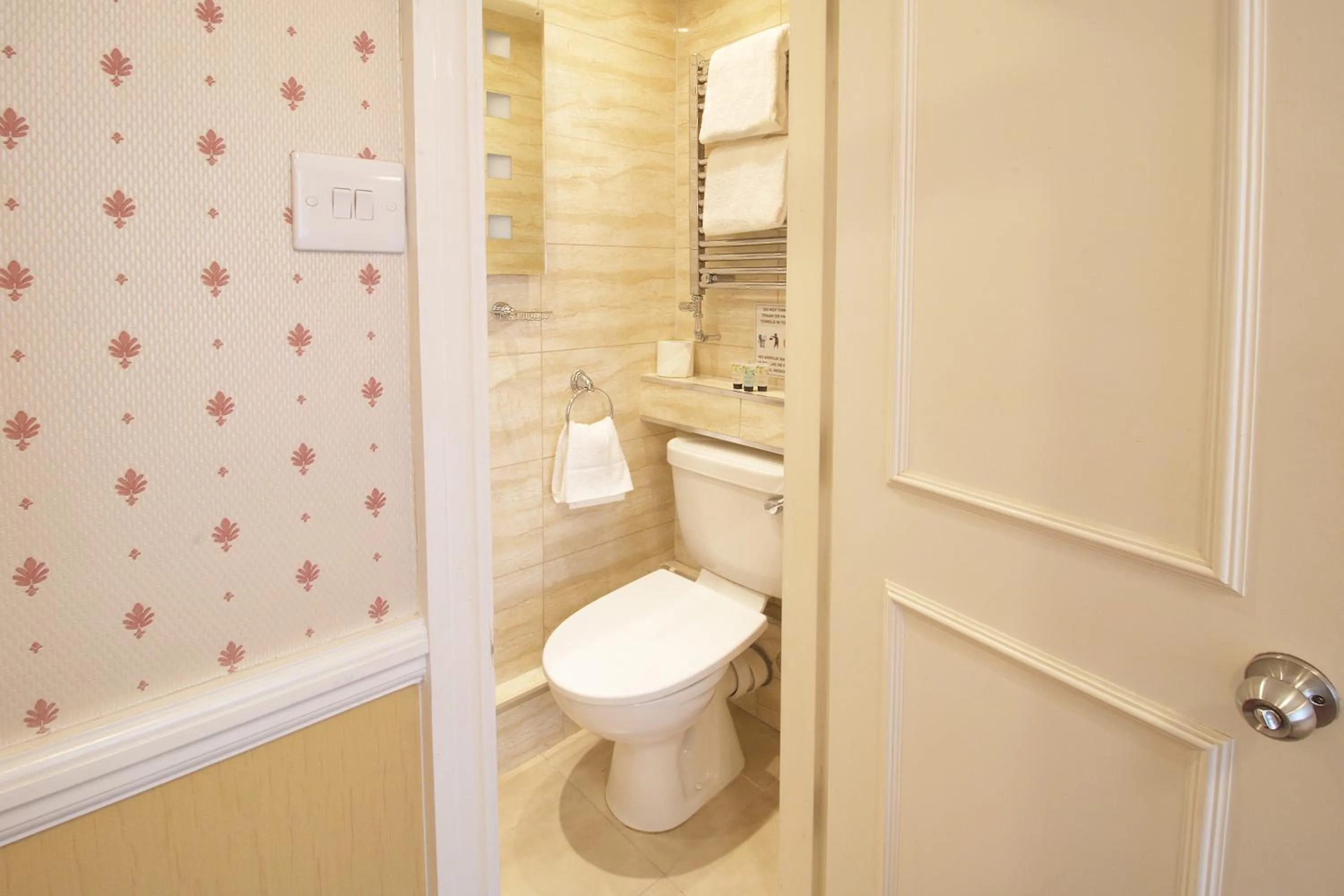 Toilet in Balmoral House Hotel