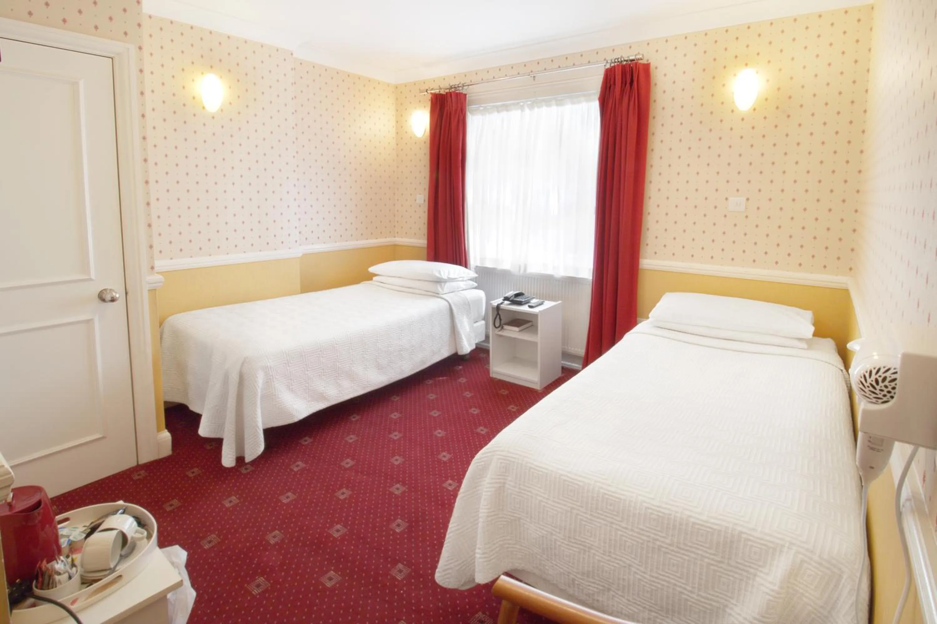 Photo of the whole room, Bed in Balmoral House Hotel