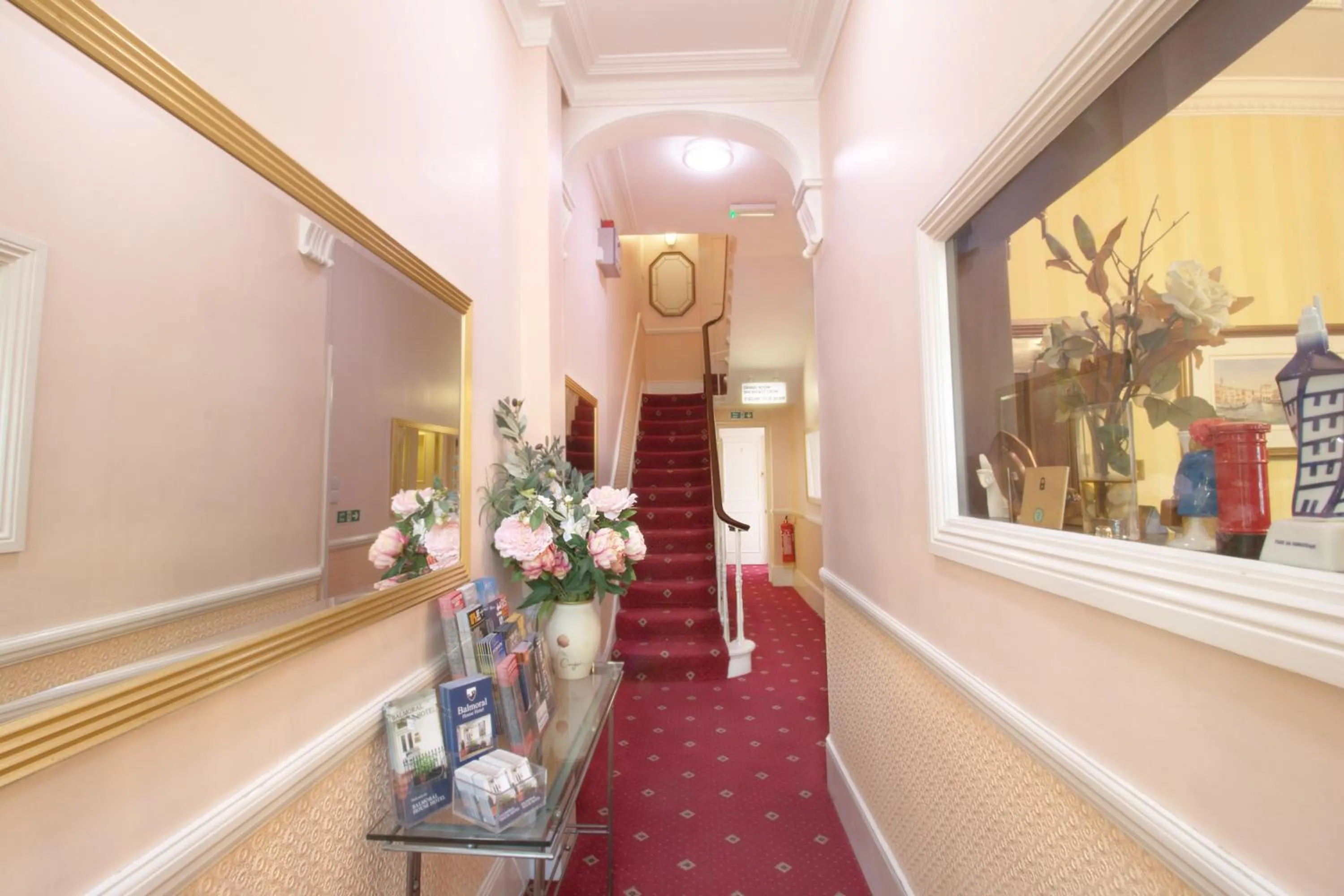 Lobby or reception in Balmoral House Hotel